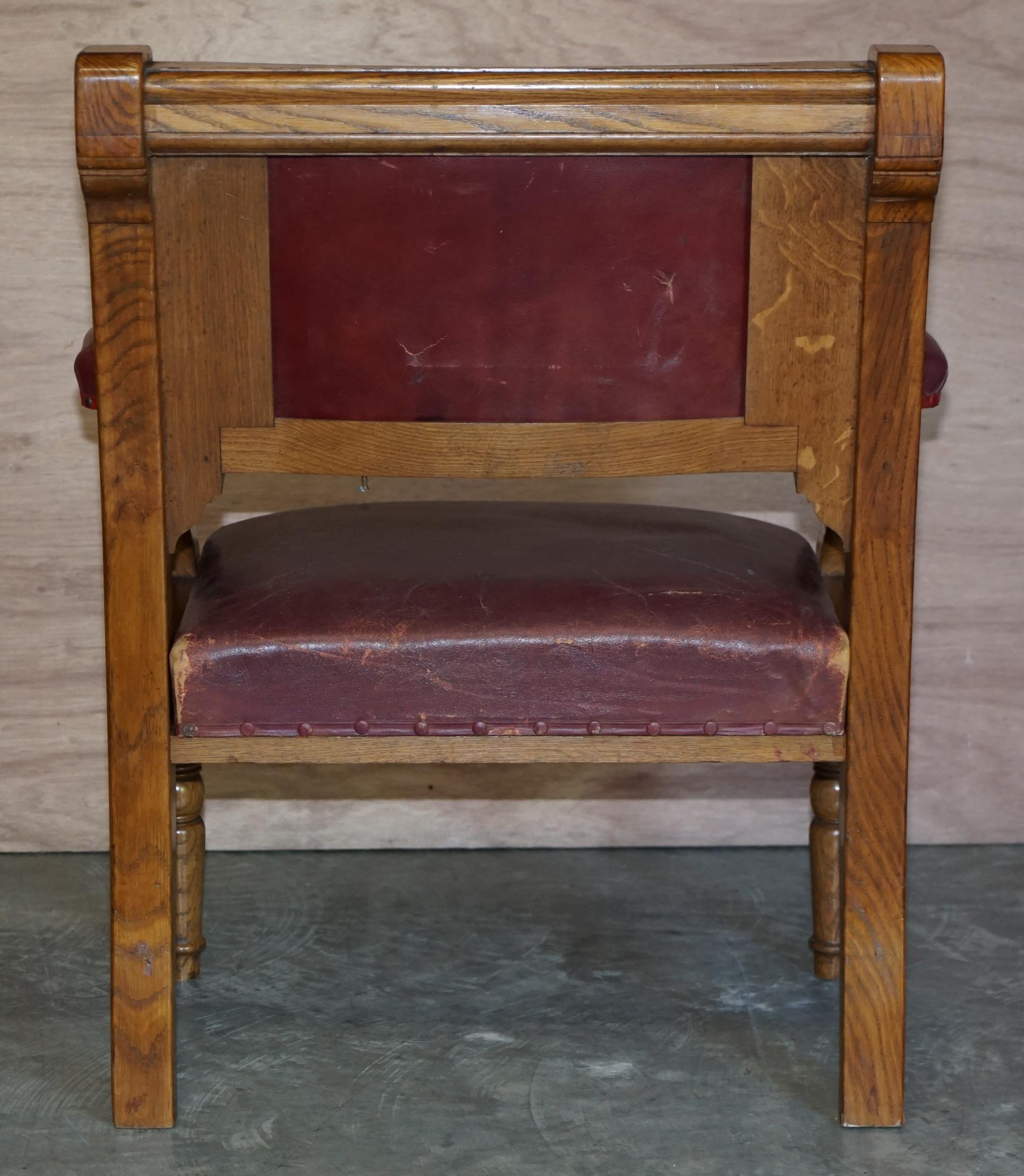 Ensemble rare de six très grands fauteuils de freemason d'origine en cuir et chêne doré en vente 5