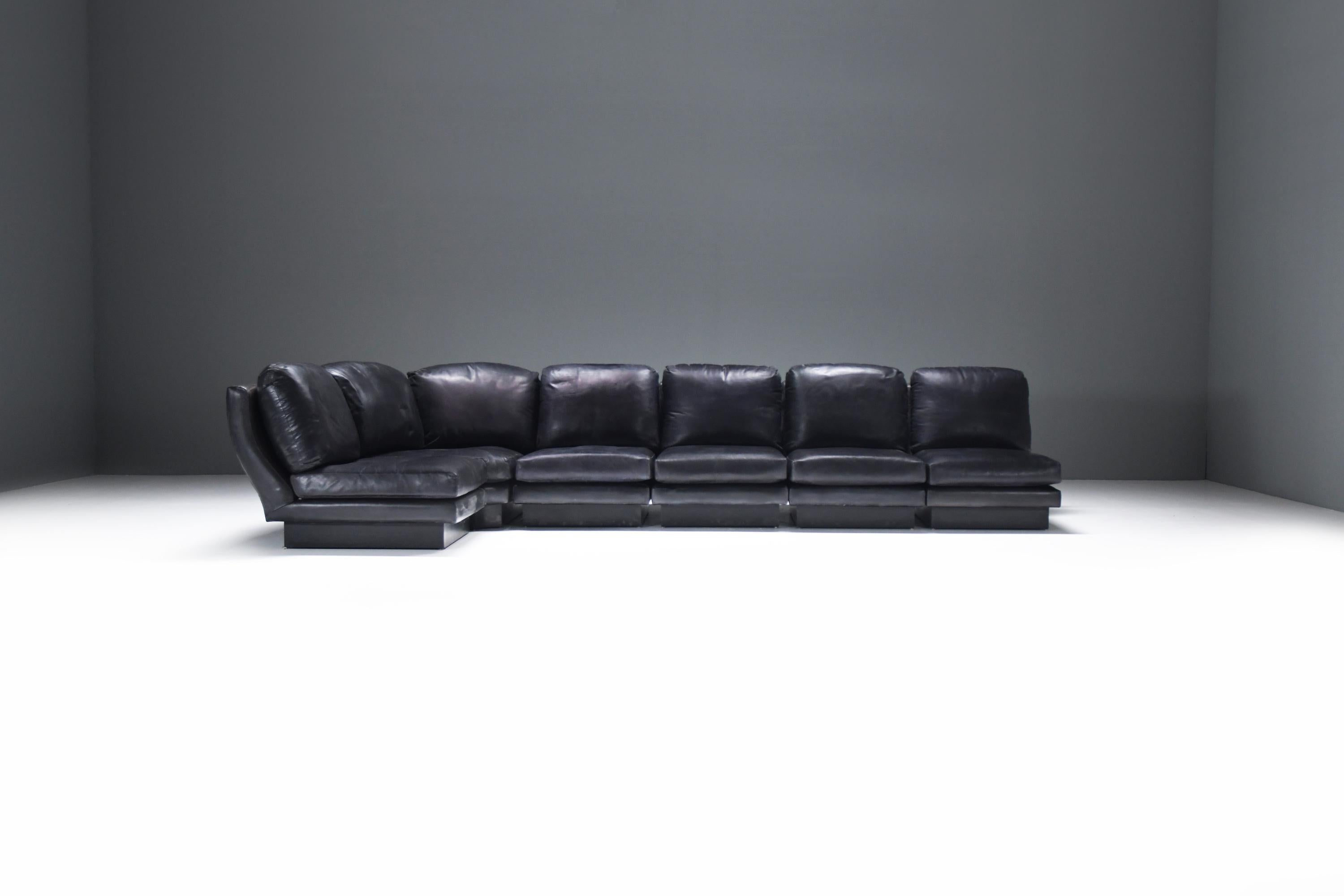 Verrückter Vintage & modularer 'Super C' in seinem ursprünglichen schwarzen Leder.  Passendes Set & signiert!  Ein sehr seltener Fund auf dem Markt!
Entworfen und produziert von Willy Rizzo Italien.

Dieses Sofa ist der Inbegriff von schicker
