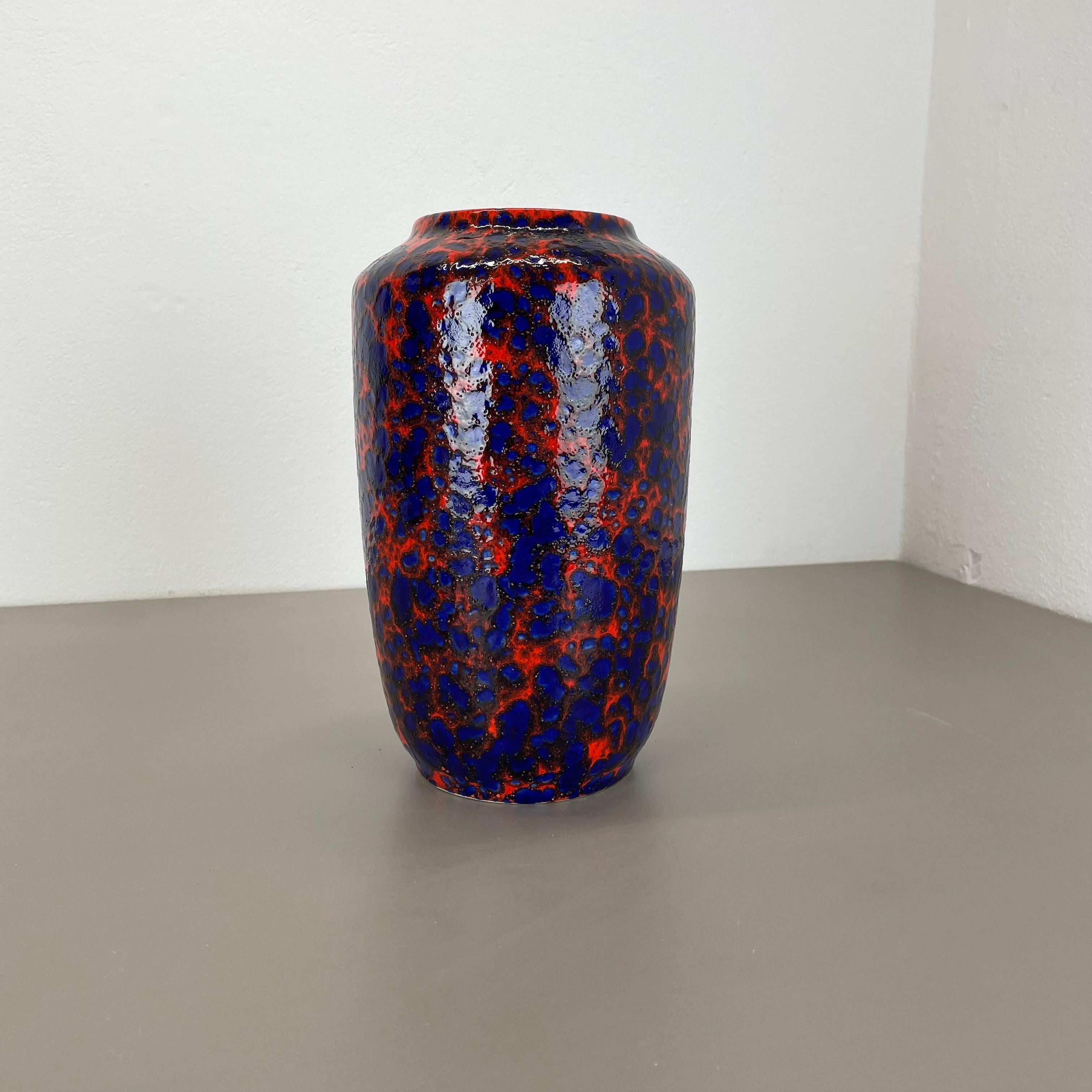 Article :

Vase d'art en lave grasse, glaçure lourde brutaliste


Producteur :

Scheurich, Allemagne



Décennie :

1970s




Ce vase vintage original a été produit dans les années 1970 en Allemagne. Il est réalisé en poterie céramique dans une