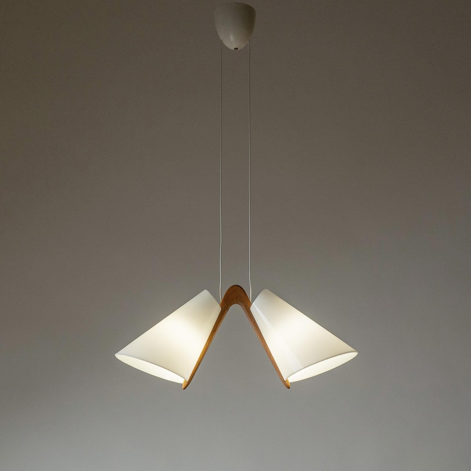 Lampada a sospensione modernista modello 545 progettata da Uno & Östen Kristiansson per Luxus, in Svezia, negli anni '50. Rovere oliato a forma di boomerang con due paralumi acrilici opalini. Condizioni originali molto buone, con cablaggio nuovo per