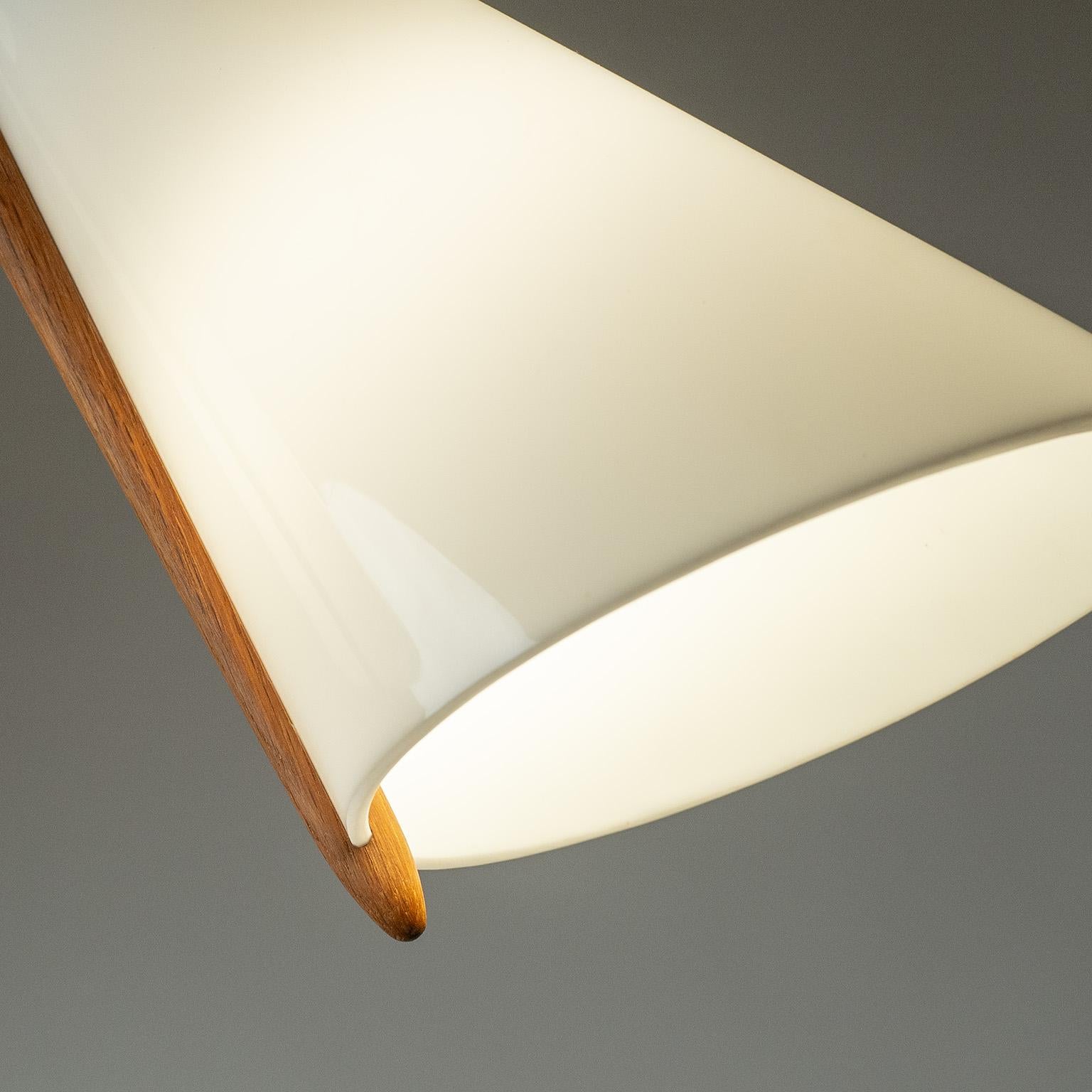 Metà XX secolo Rara lampada a sospensione di Luxus, Svezia, anni '50 in vendita