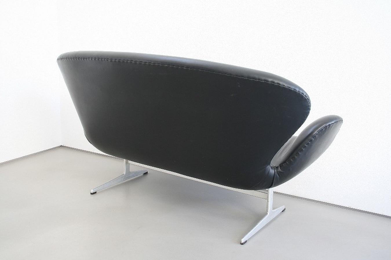 Patiné Rare canapé Swan d'Arne Jacobsen pour Fritz Hansen en gris/gris, vers 1968 en vente