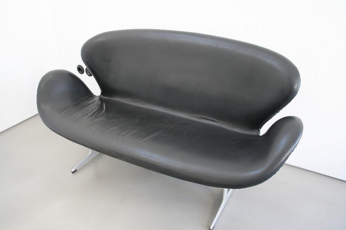 Patinated Rare Swan Sofa by Arne Jacobsen for Fritz Hansen in gray / grey, circa 1968 For Sale