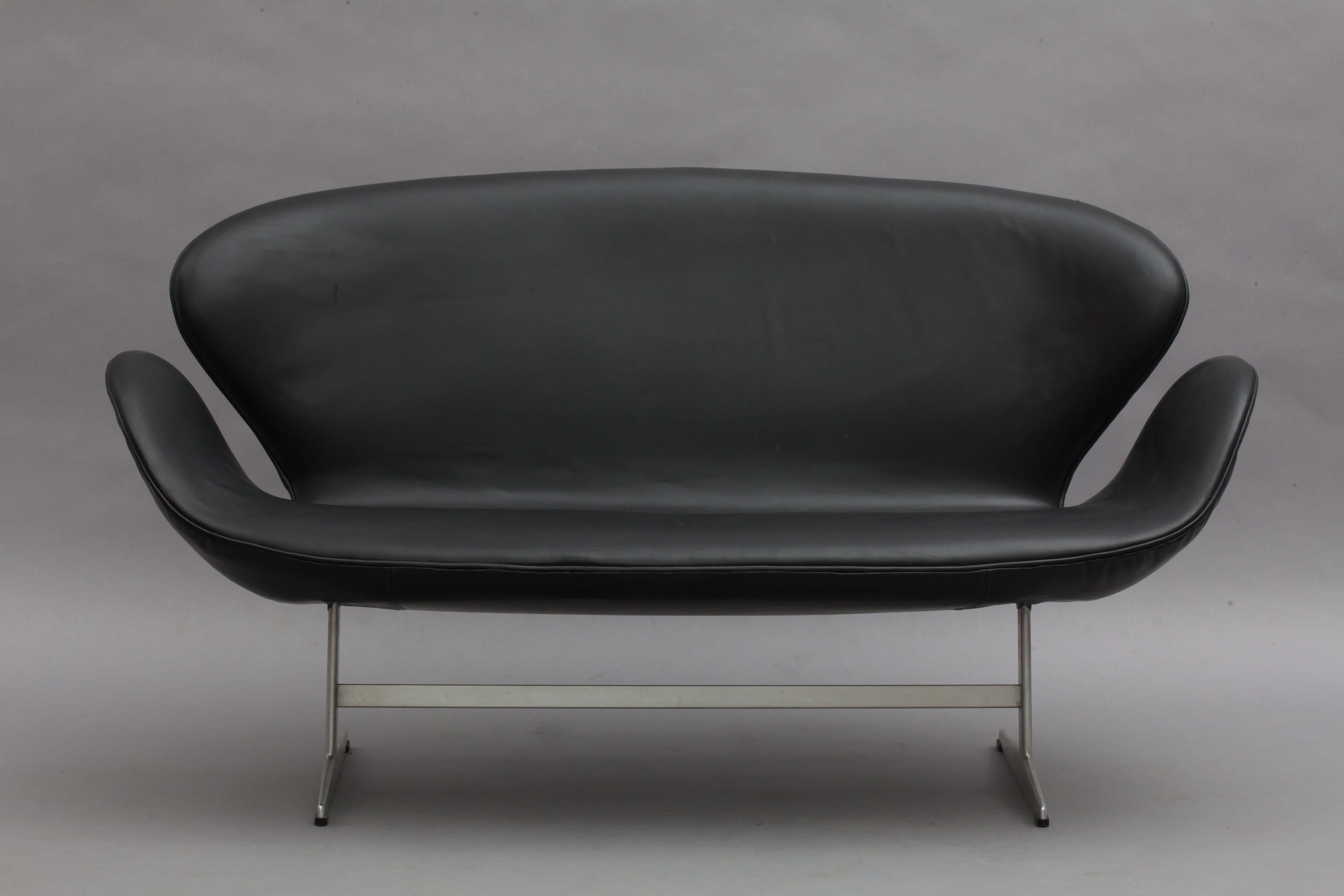 Divano Swan disegnato da Fritz Jacobsen e prodotto da Fritz Hansen. Questo pezzo iconico è stato originariamente progettato per l'Hotel SAS di Copenaghen, in Danimarca, per accompagnare le sedie a cigno e le sedie a uovo disegnate da Arne Jacobsen