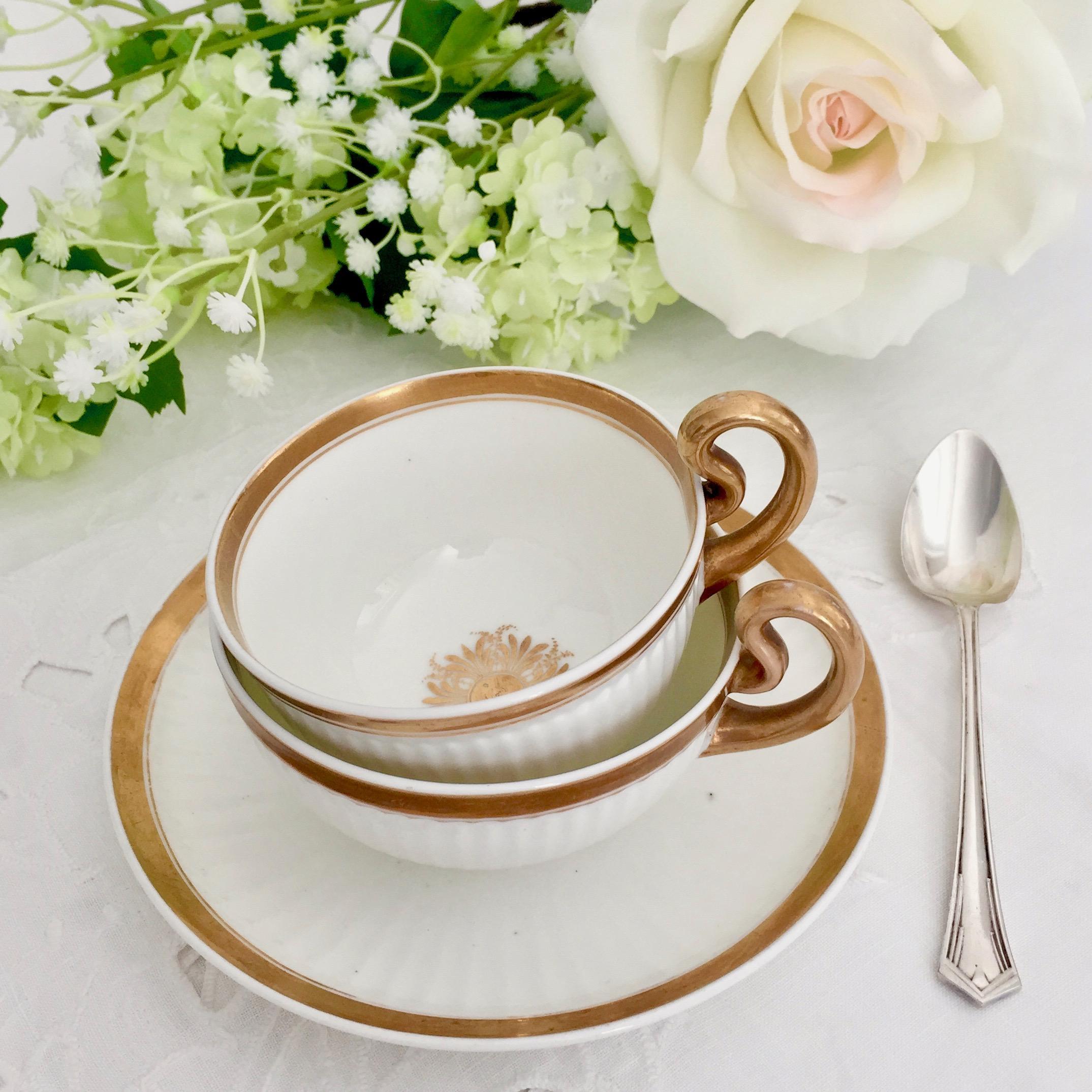 Nous vous proposons un magnifique service à thé en porcelaine fabriqué par Swansea vers 1820, c'est-à-dire à l'époque de la Régence. L'ensemble se compose d'une tasse à thé décorée en blanc et doré et d'une plus grande 