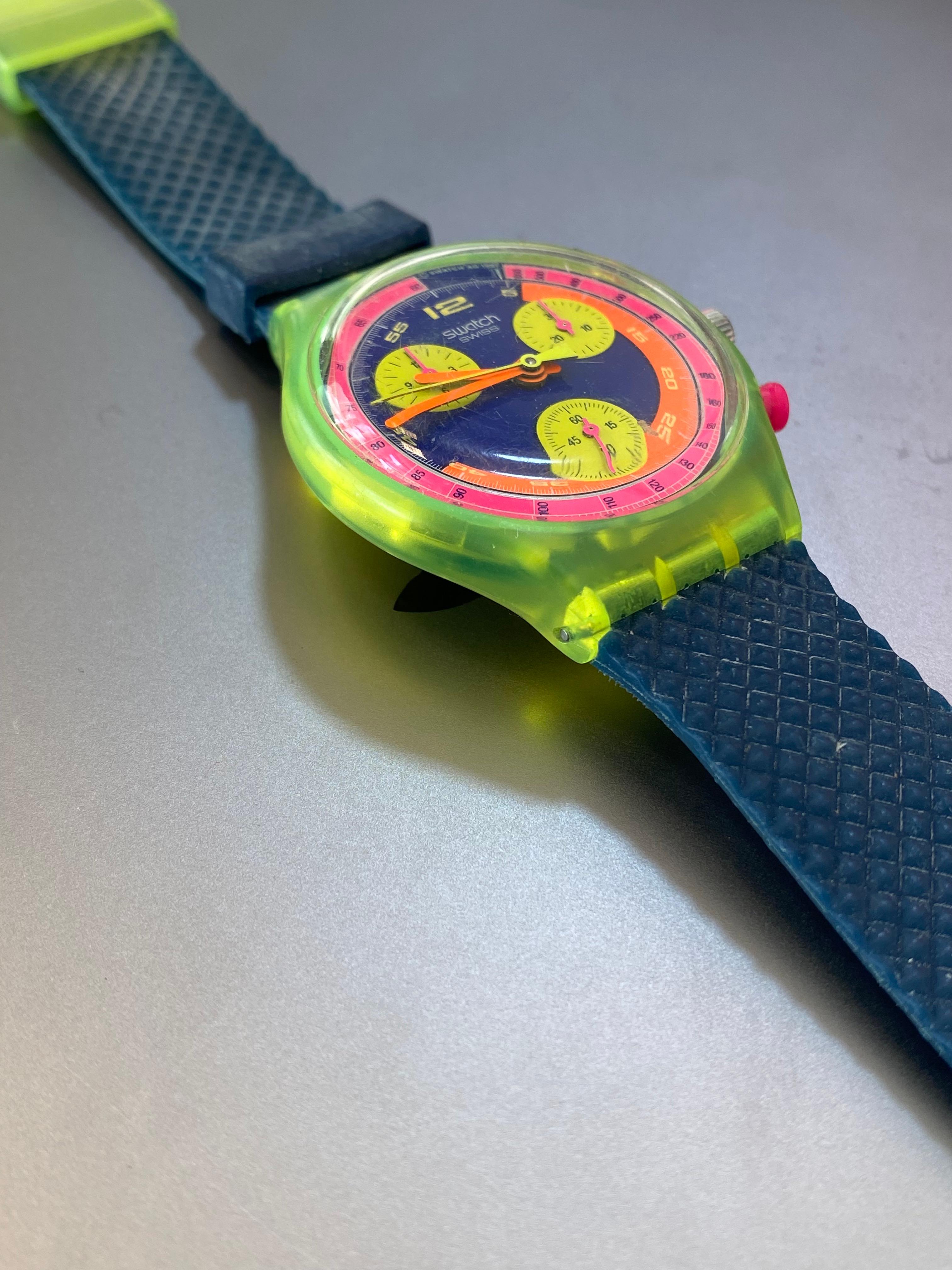 Seltene Swatch GRAND PRIX SCJ101
1990
Kunststoff 
Länge des Armbands: 24 cm 
Durchmesser des Zifferblatts: 4 cm 
Leichte Gebrauchsspuren
Die Swatch Chrono GRAND PRIX SCJ101 basiert auf der ersten Swatch Chrono Serie, die in den 1990er Jahren