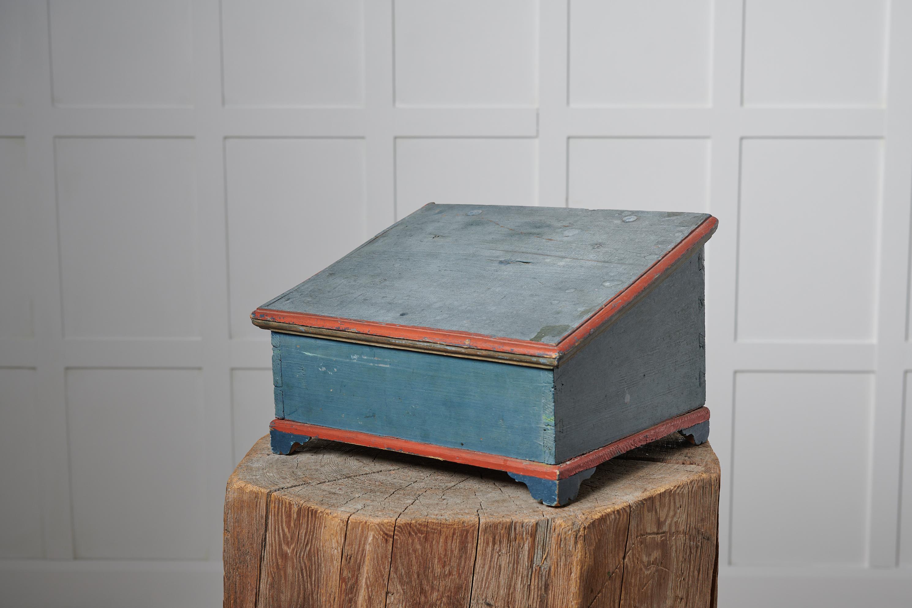 Seltene antike blaue Schachtel in Volkskunst aus Schweden aus der Mitte des 19. Jahrhunderts. Die Box hat eine attraktive Größe und kann für alles verwendet werden, von der Aufbewahrung von Dokumenten und Schreibwaren bis hin zu Parfüm und Schmuck.