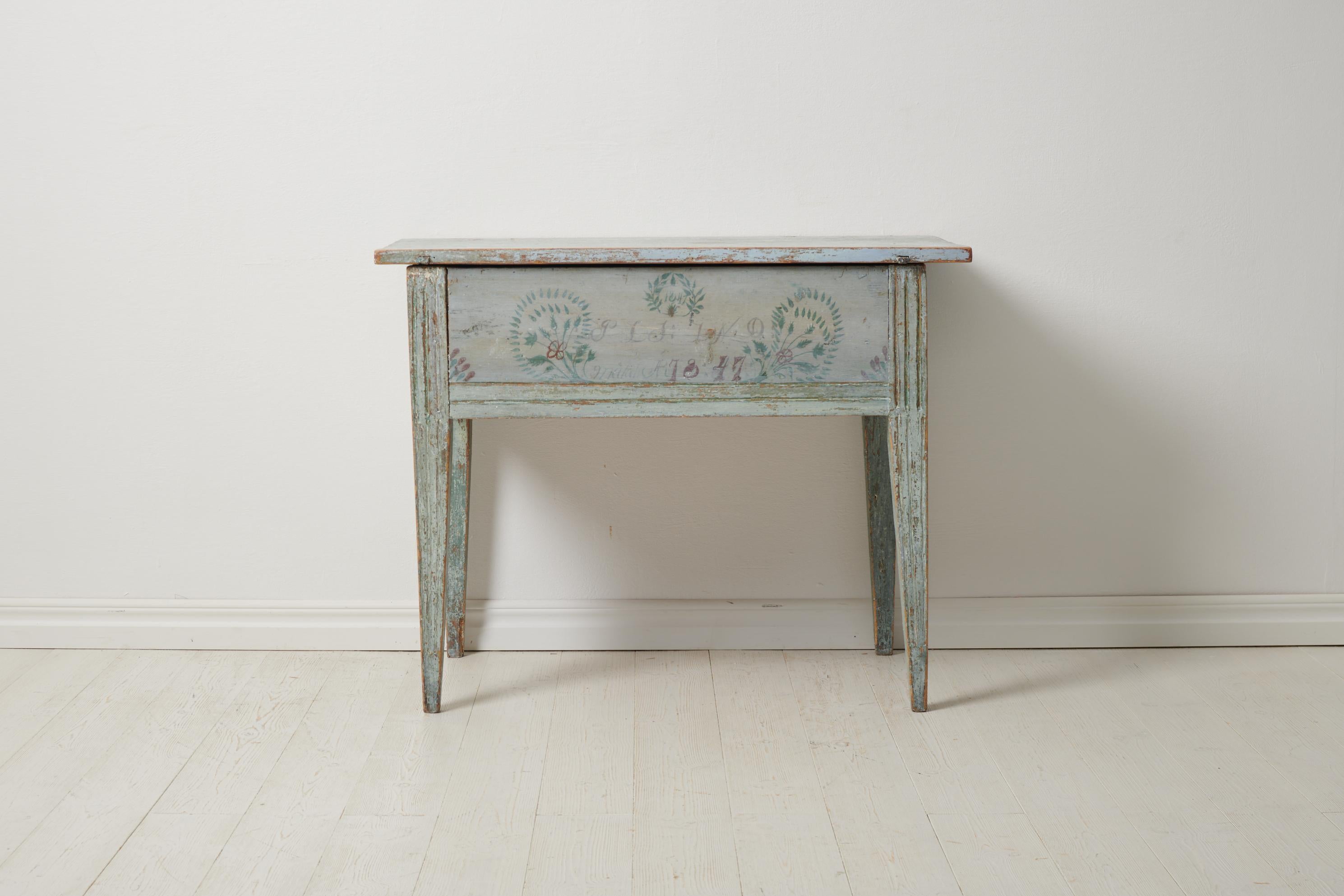 Rare antique country table from Sweden in folk art. The table is made in solid Swedish pine and is from the area Forsa in Hälsingland. The table has the original first layer of paint which has become distressed and rustic with time. Genuine patina.
