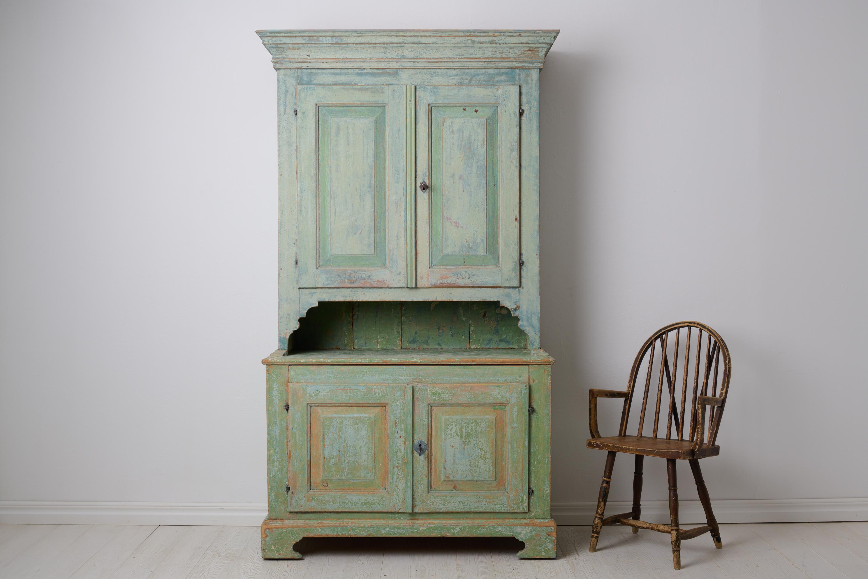 Seltener schwedischer antiker Schrank, ein echtes Landhausmöbel im gustavianischen Stil aus Nordschweden. Der Schrank ist aus massivem Kiefernholz um 1840 bis 1850 handgefertigt. Zweiteilig mit Originallackierung und echten Gebrauchsspuren und