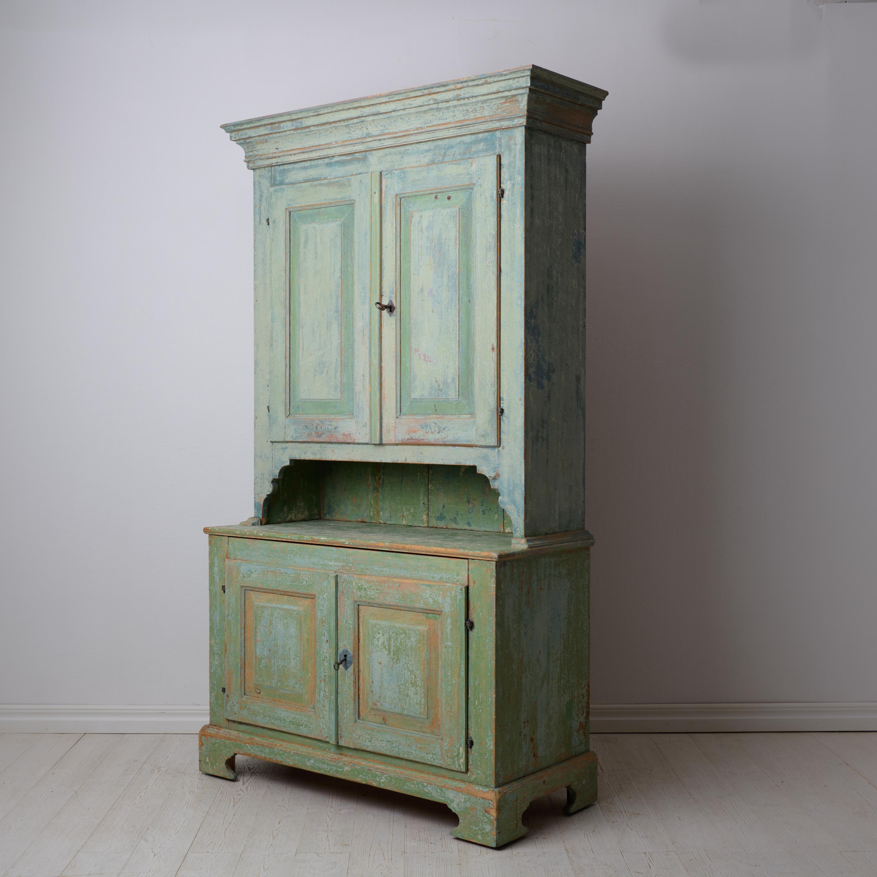 Seltener schwedischer antiker Schrank, echte Landhausmöbel im Gustavianischen Stil (Handgefertigt) im Angebot