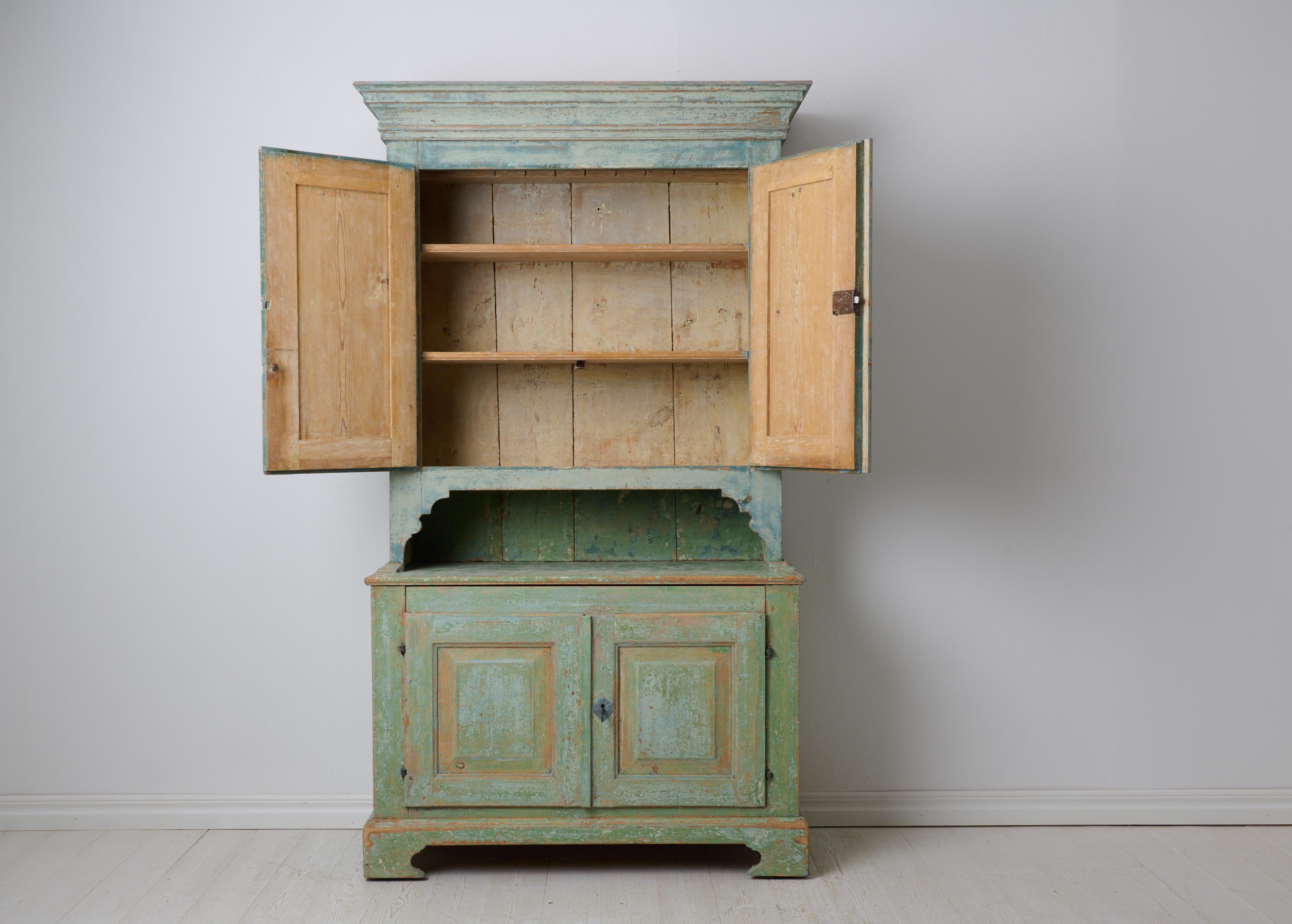 Seltener schwedischer antiker Schrank, echte Landhausmöbel im Gustavianischen Stil (19. Jahrhundert) im Angebot