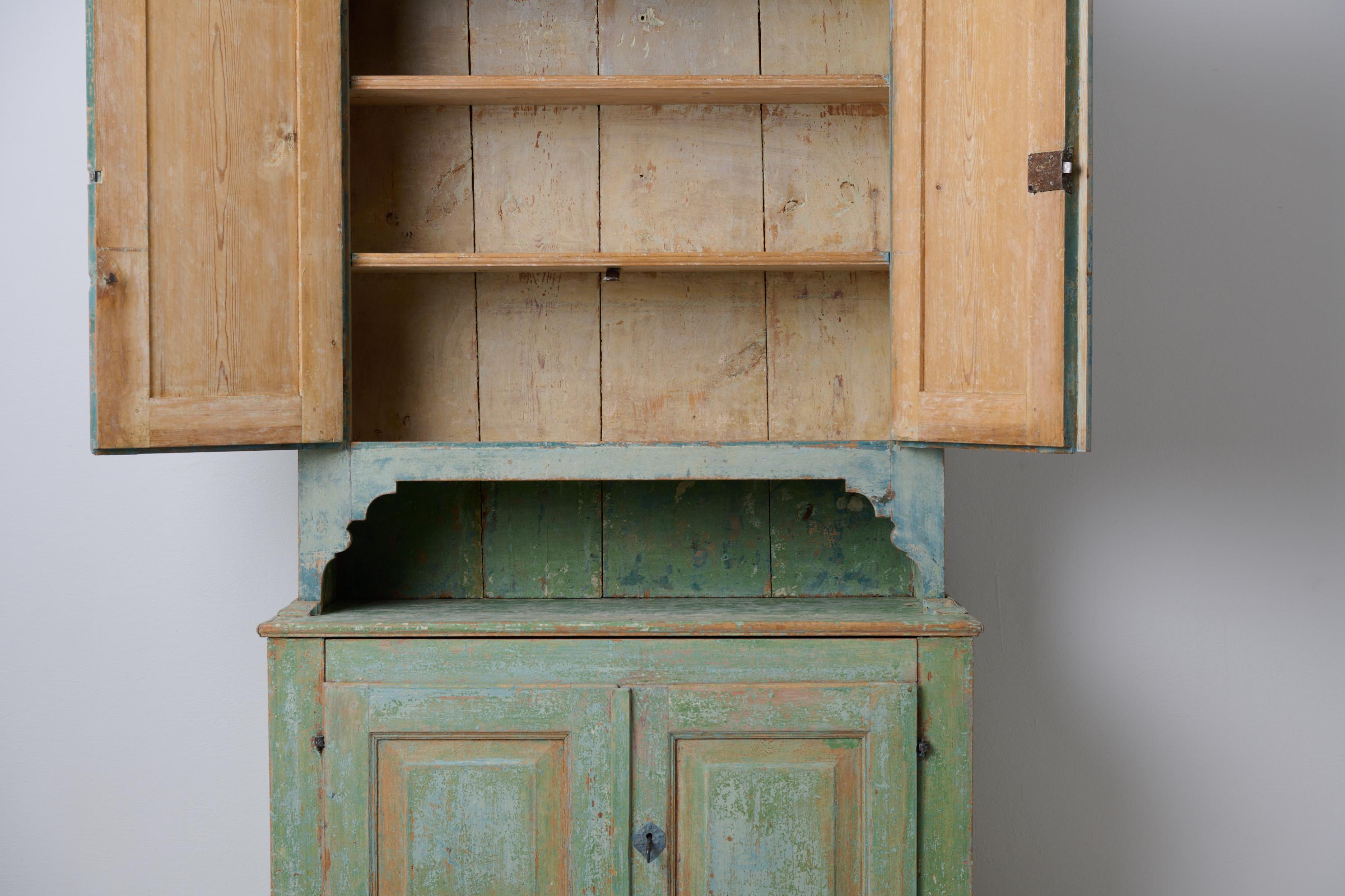 Seltener schwedischer antiker Schrank, echte Landhausmöbel im Gustavianischen Stil (Kiefernholz) im Angebot