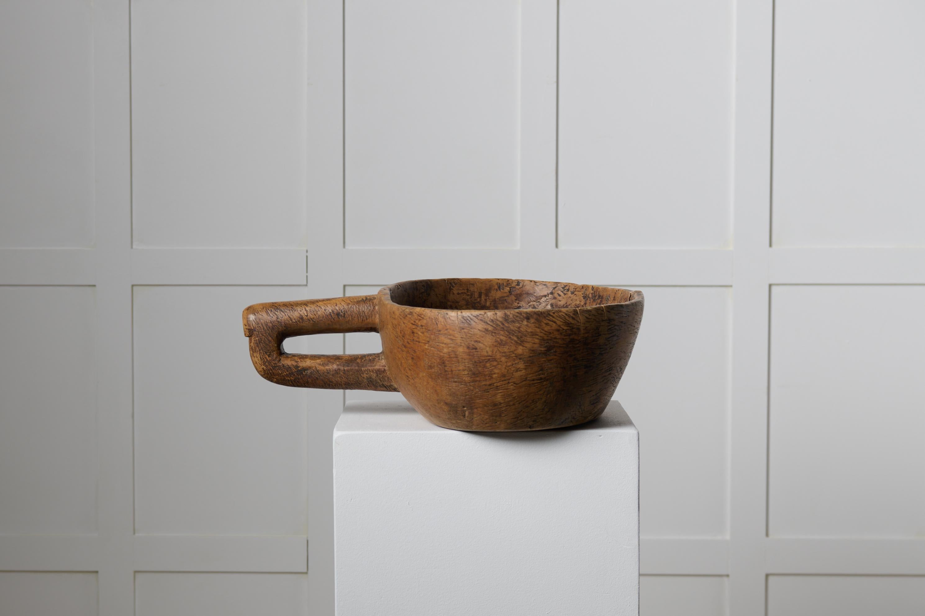 Rare bol antique suédois de la fin des années 1700. Ce bol en bois est ovale et possède une grande poignée sculptée sur le côté, un détail très inhabituel que l'on ne voit pratiquement jamais sur des bols de ce type. Elle est fabriquée à la main à