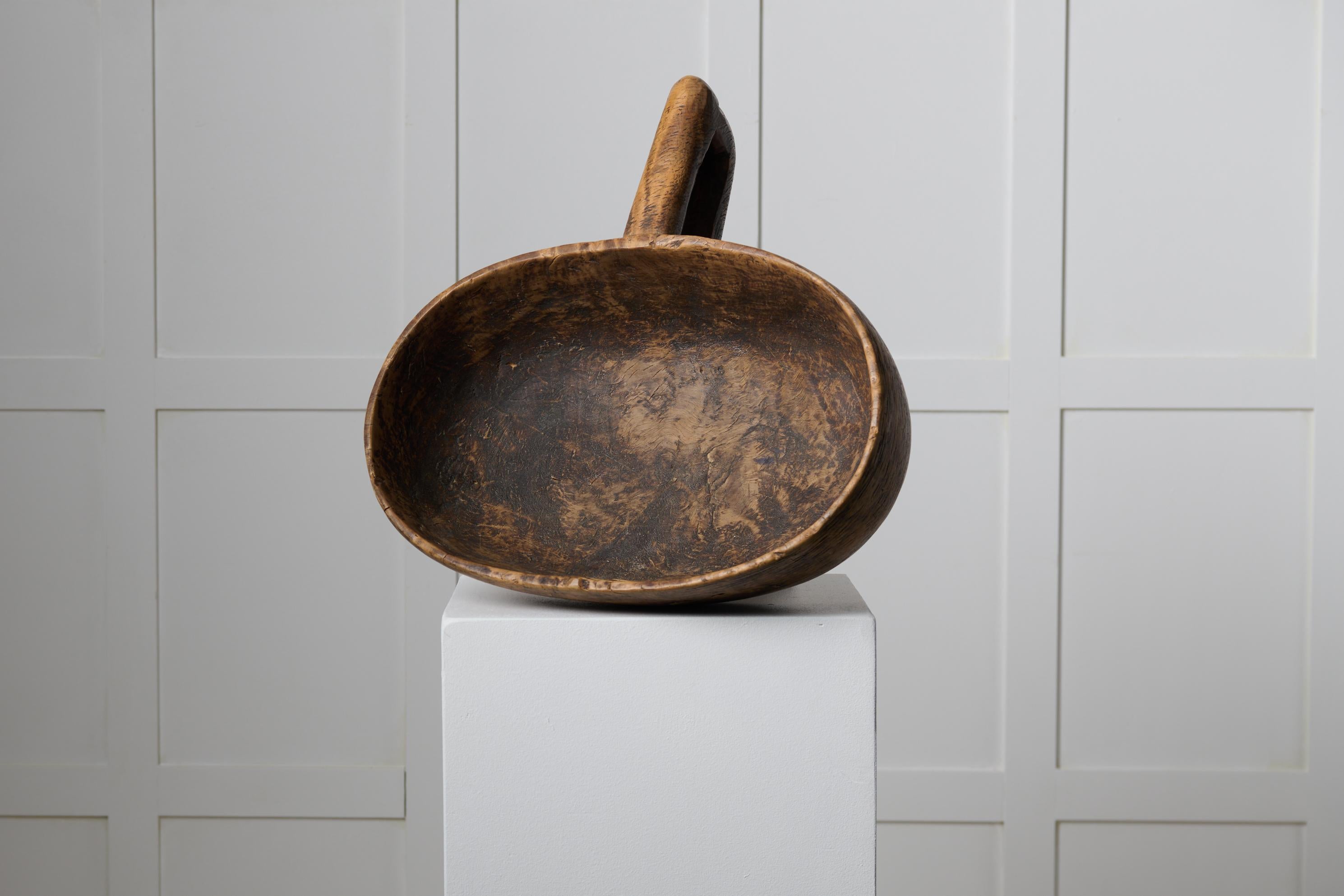 Fait main Bol suédois ancien fabriqué à la main en racines de bouleau avec poignée sculptée en vente
