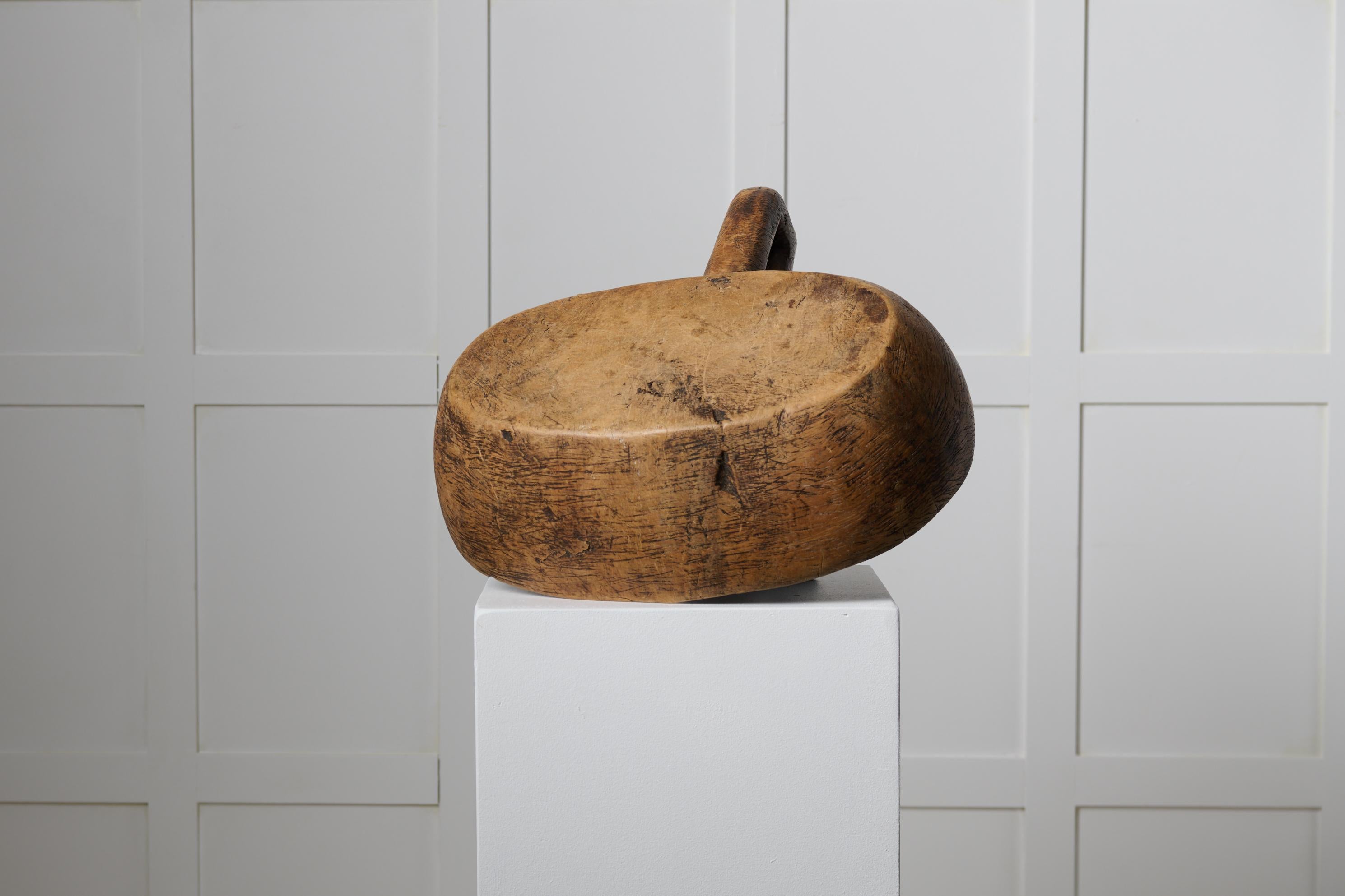 Bol suédois ancien fabriqué à la main en racines de bouleau avec poignée sculptée Bon état - En vente à Kramfors, SE