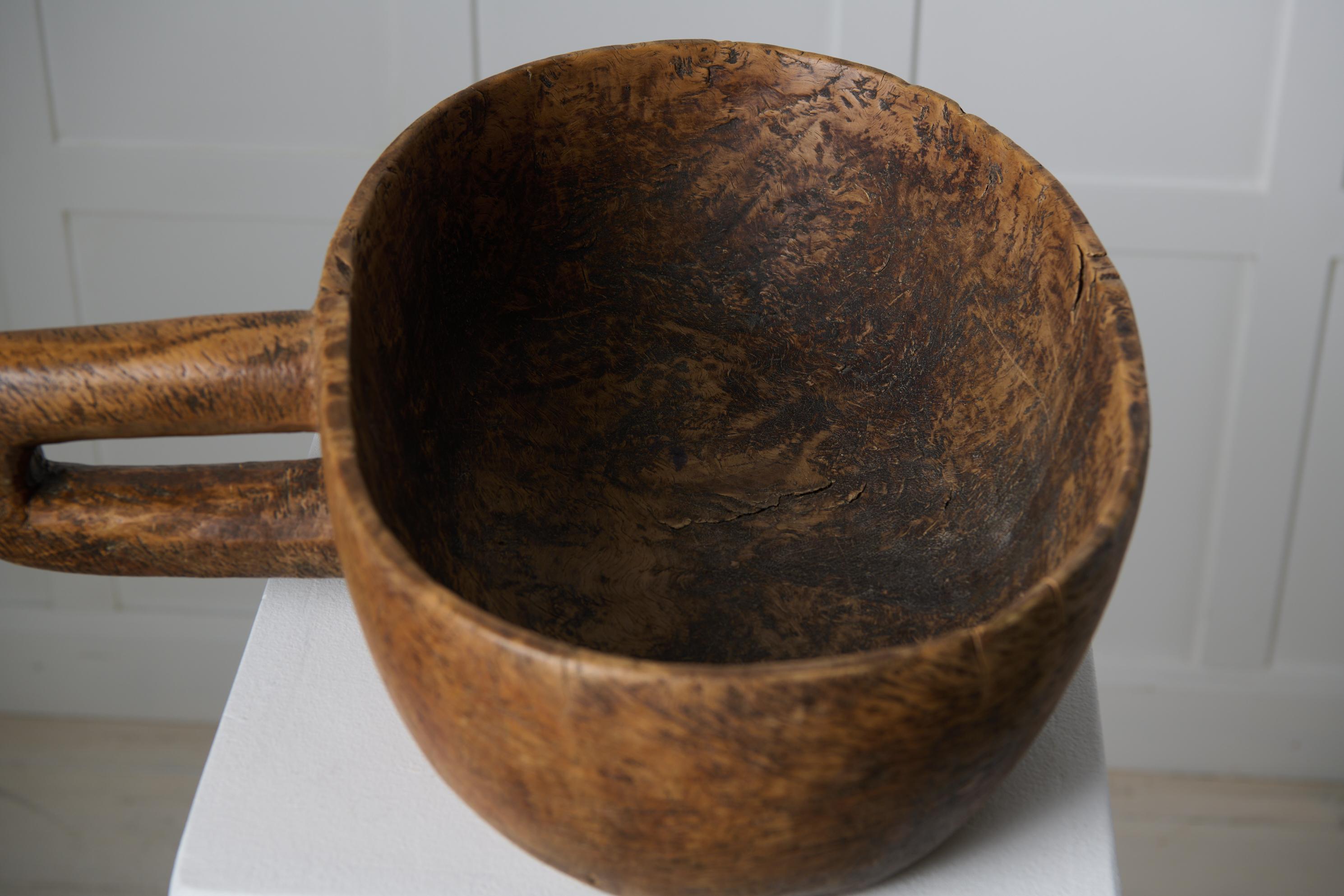 XVIIIe siècle Bol suédois ancien fabriqué à la main en racines de bouleau avec poignée sculptée en vente