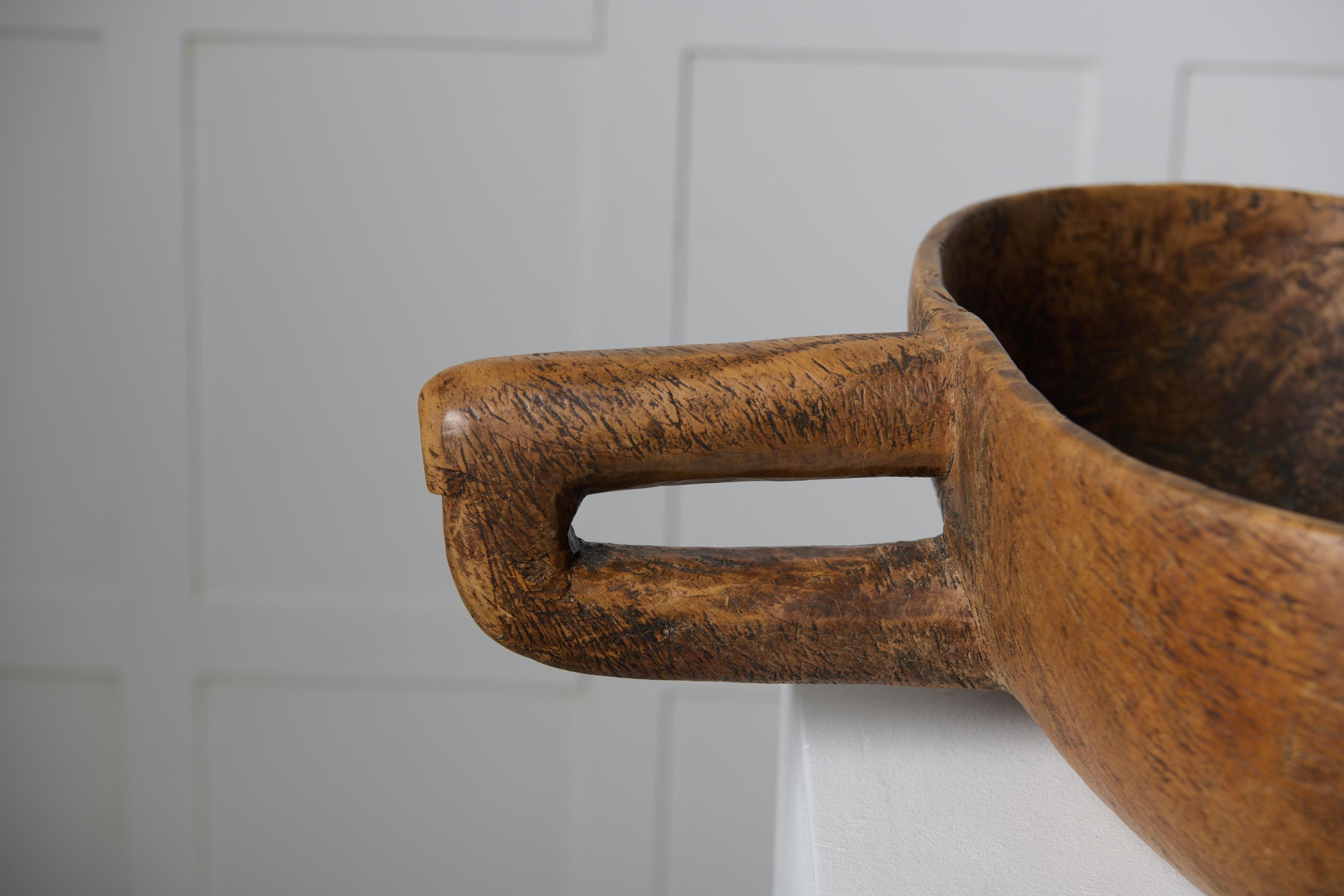 Bouleau Bol suédois ancien fabriqué à la main en racines de bouleau avec poignée sculptée en vente