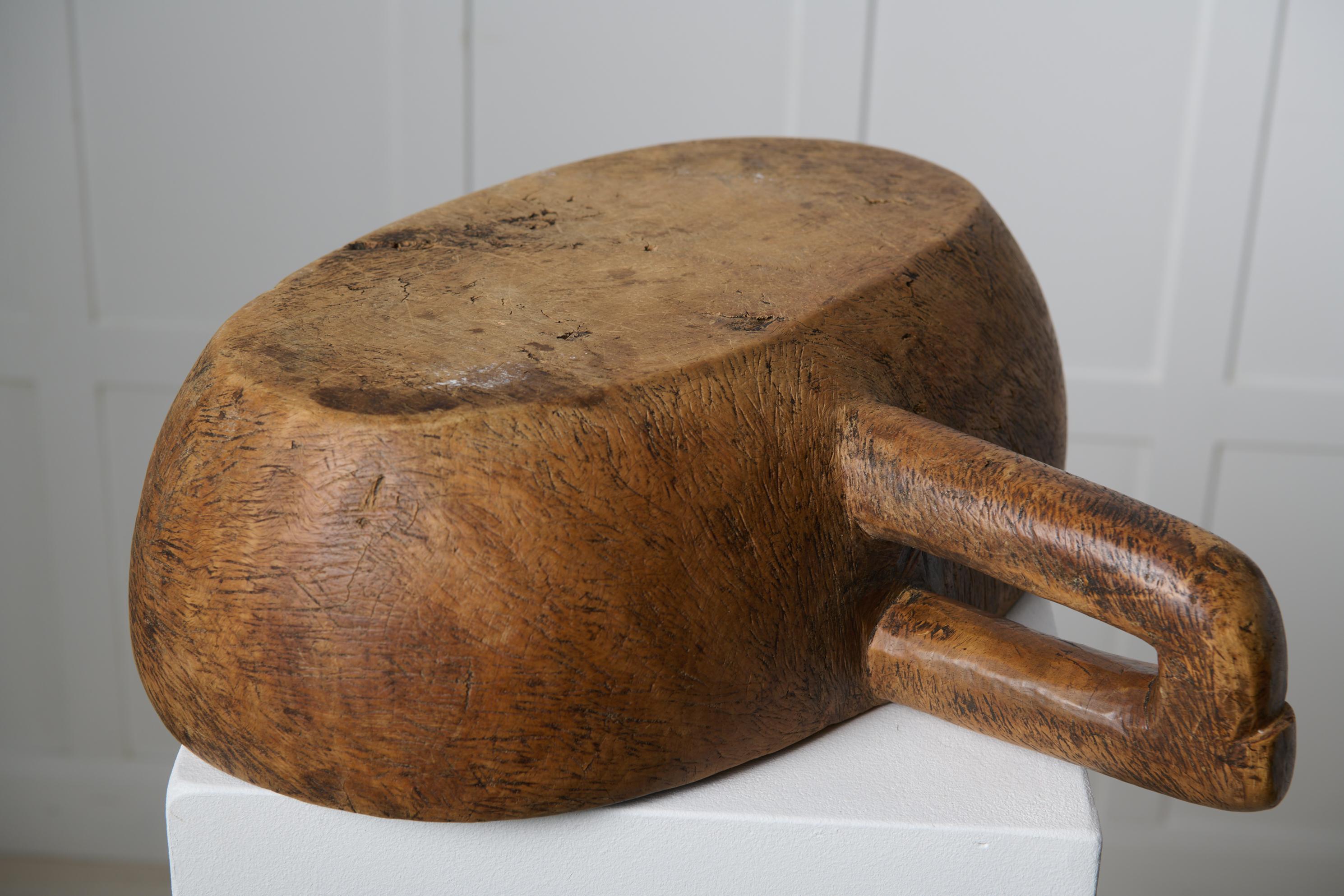 Bol suédois ancien fabriqué à la main en racines de bouleau avec poignée sculptée en vente 1