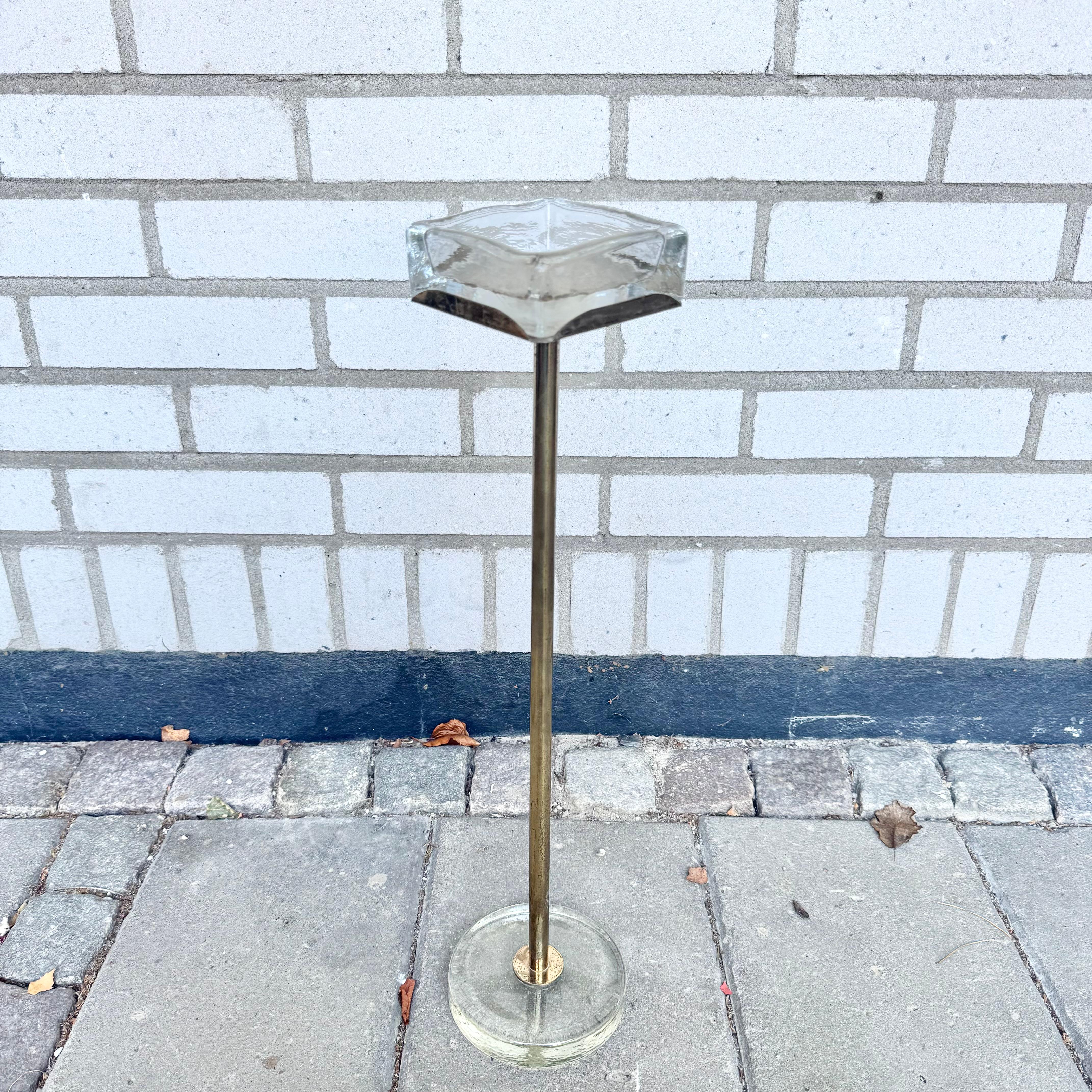 Ein seltener und eleganter Aschenbecher aus der Mitte des Jahrhunderts, entworfen von Gunnar Ander für Ystad-Metall, Schweden. Dieses Modell zeigt die für Ander typische Kombination aus raffinierten Metallarbeiten und skulpturalen Glaselementen. Der