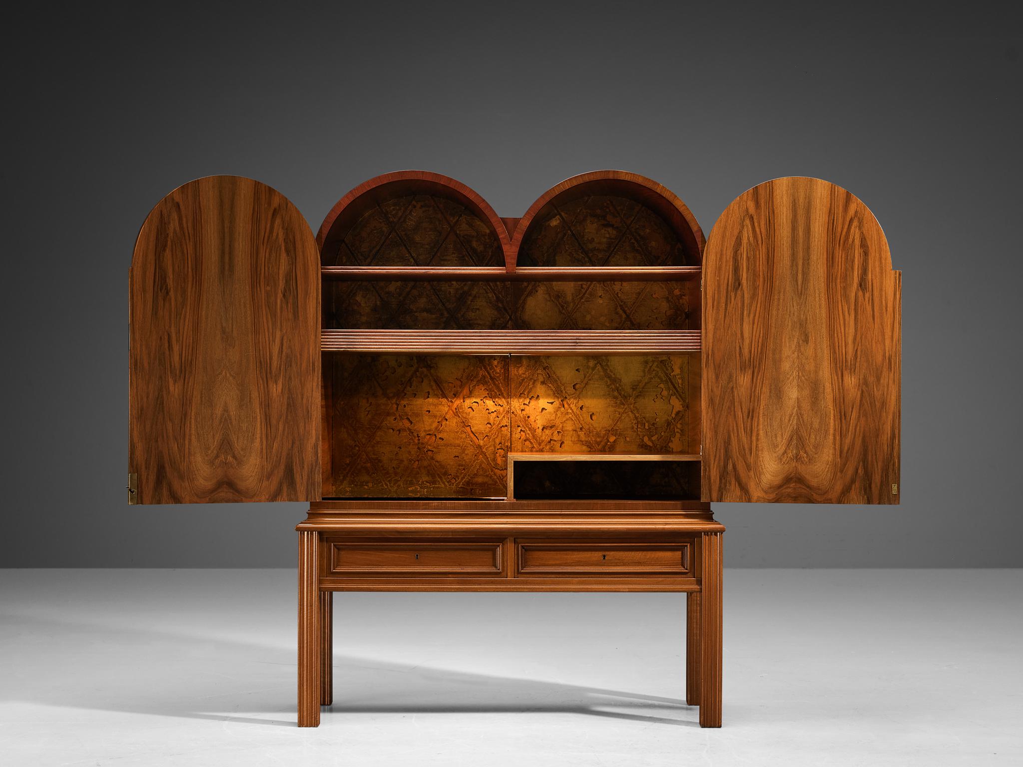 Seltener schwedischer Barschrank aus Nussbaum und cognacfarbenem Leder mit Messingnägeln im Angebot 5