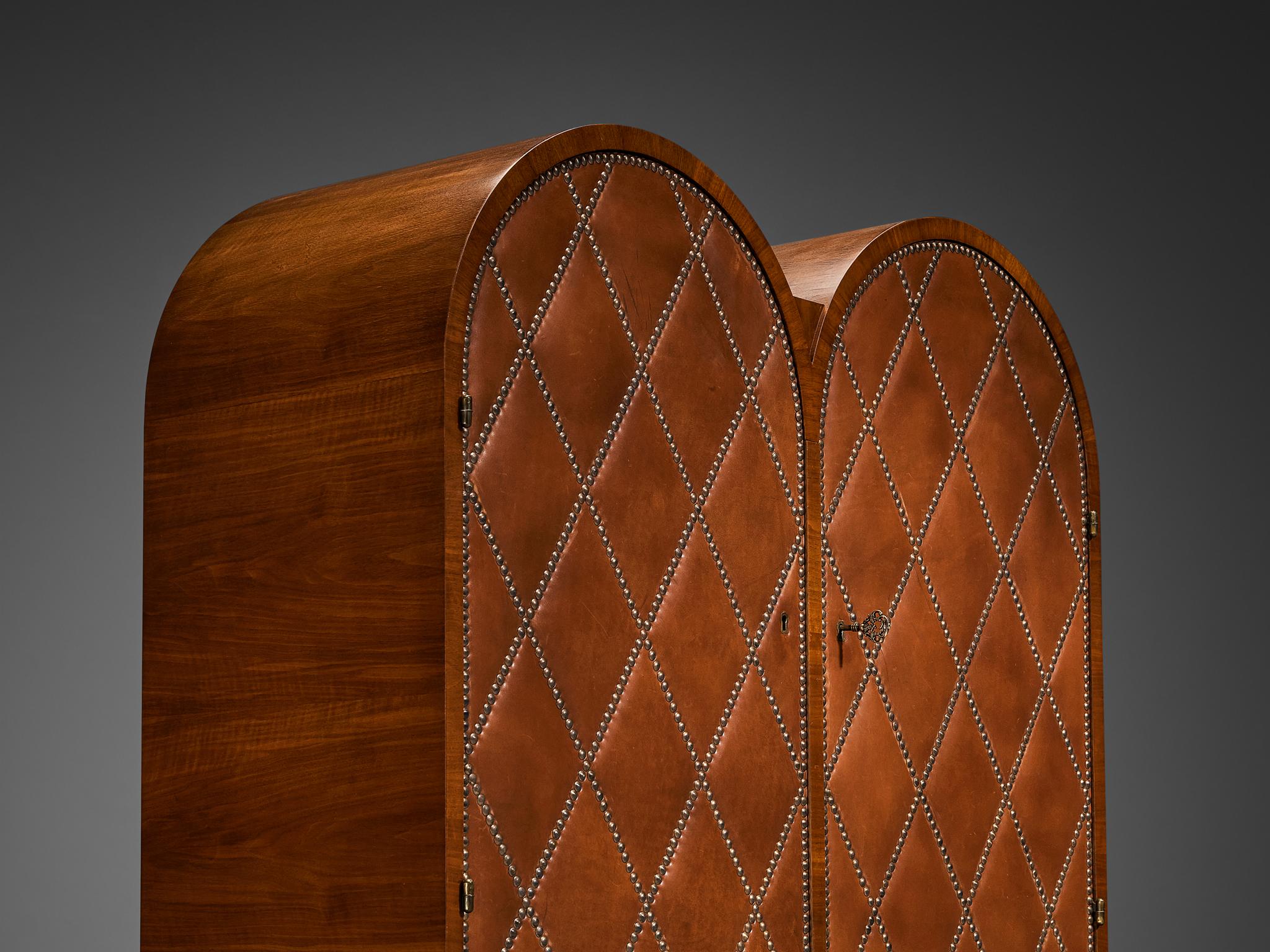 Seltener schwedischer Barschrank aus Nussbaum und cognacfarbenem Leder mit Messingnägeln (Skandinavische Moderne) im Angebot