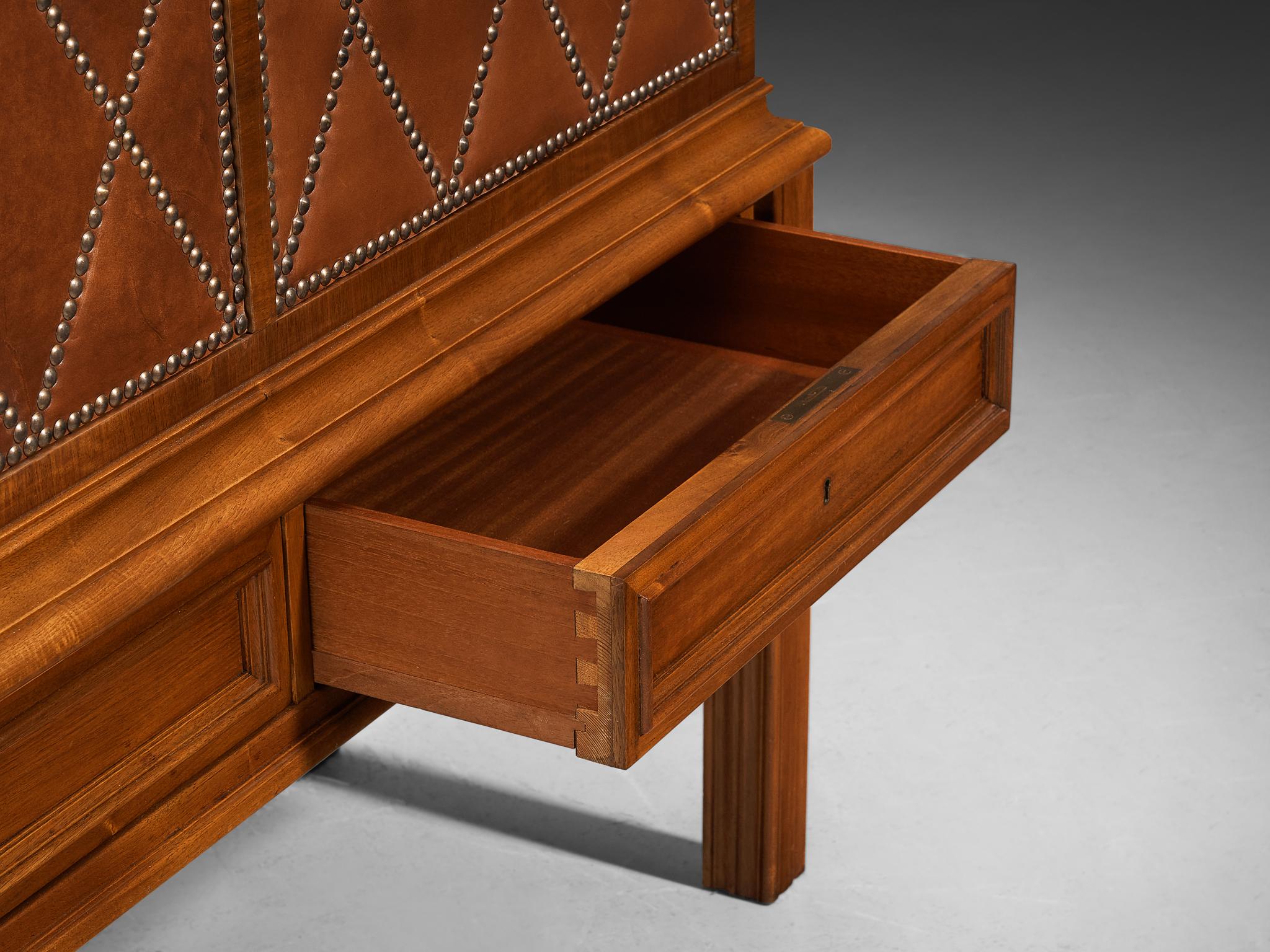 Seltener schwedischer Barschrank aus Nussbaum und cognacfarbenem Leder mit Messingnägeln im Angebot 1