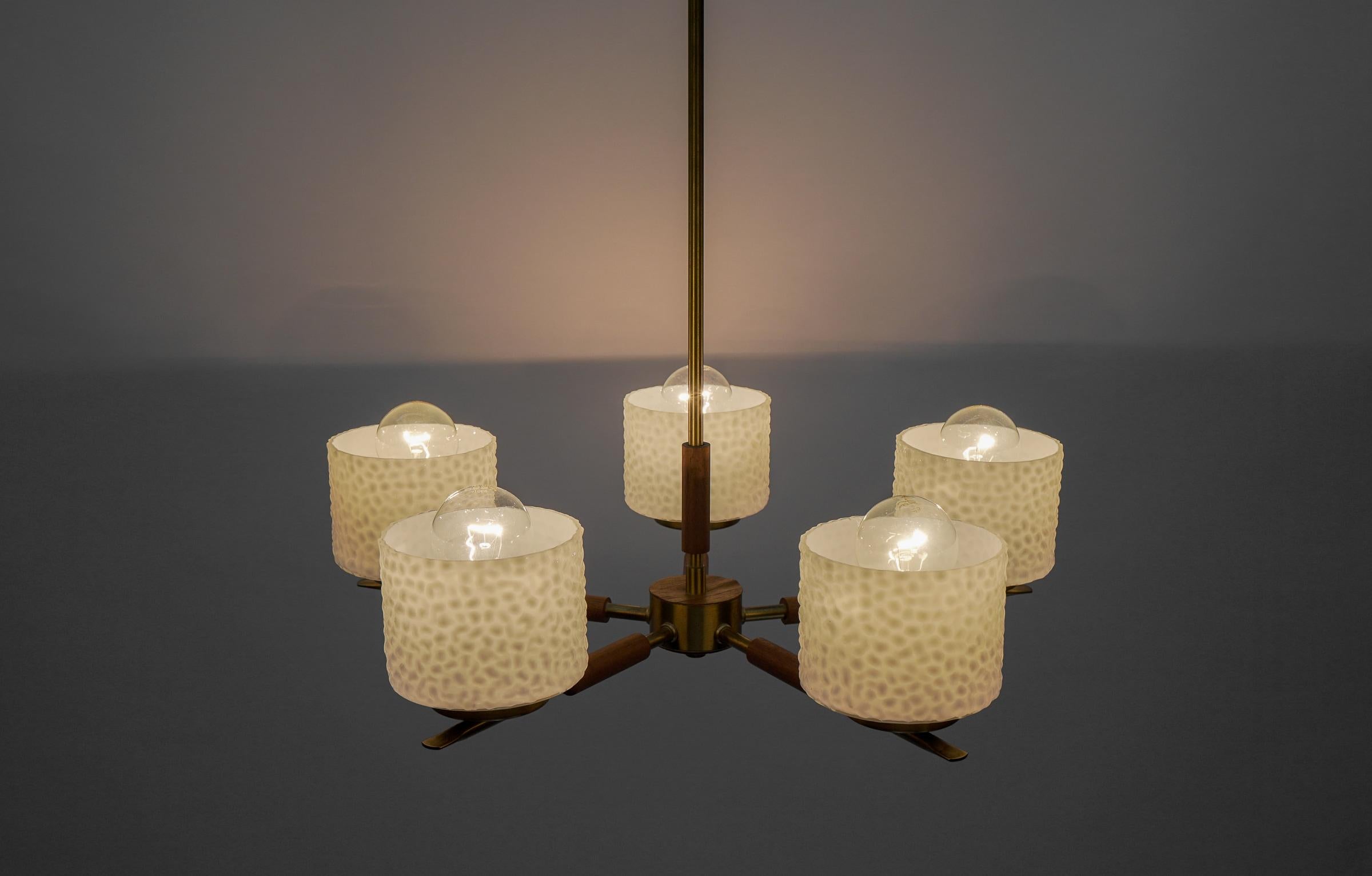 Rara lampada svedese in ottone con paralumi in vetro bianco, anni '60 in vendita 3