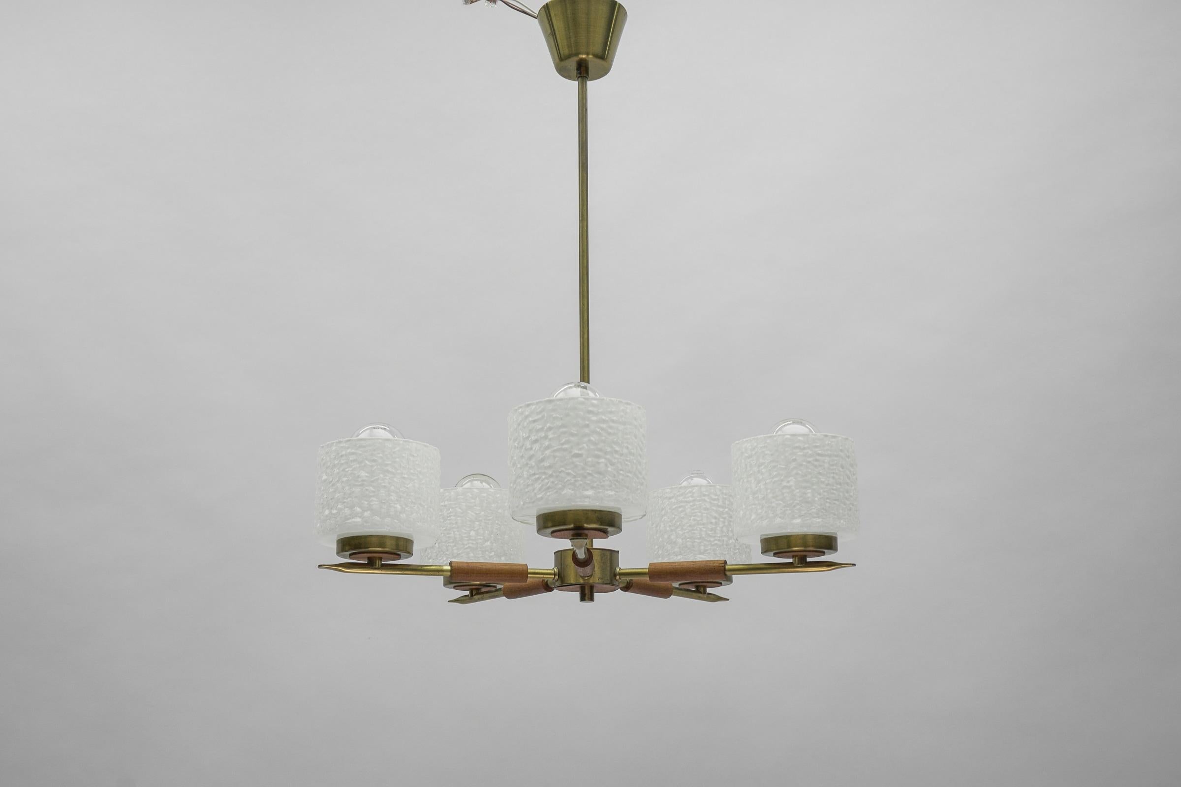 Scandinavo moderno Rara lampada svedese in ottone con paralumi in vetro bianco, anni '60 in vendita