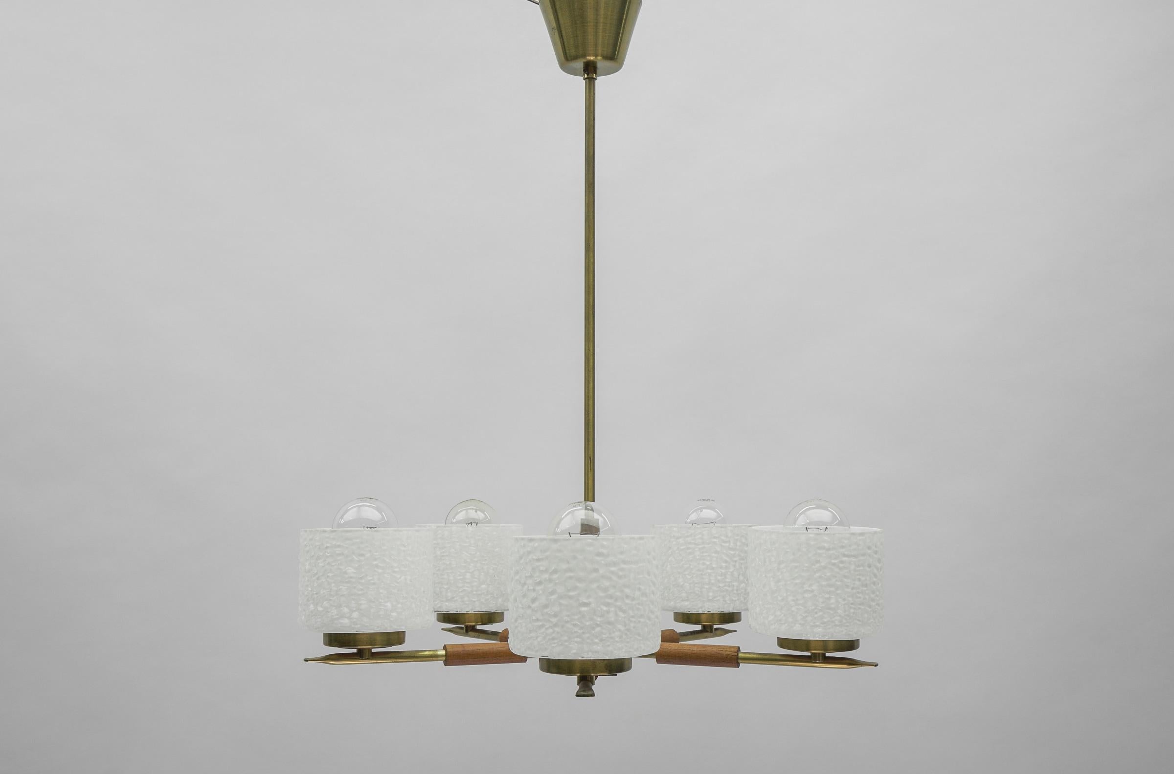 Svedese Rara lampada svedese in ottone con paralumi in vetro bianco, anni '60 in vendita
