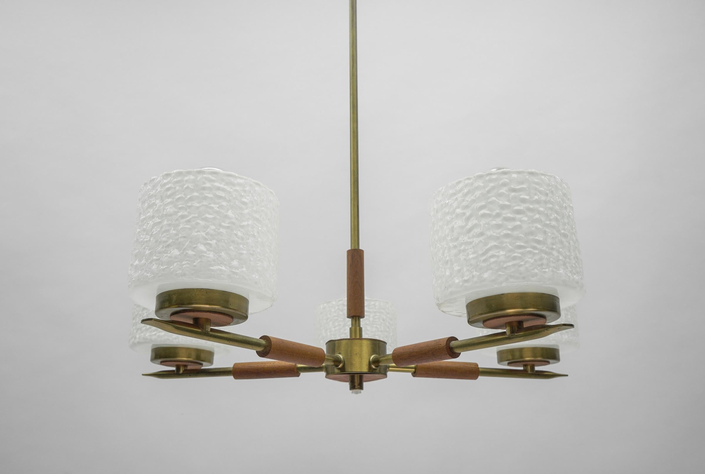 Rara lampada svedese in ottone con paralumi in vetro bianco, anni '60 In condizioni buone in vendita a Nürnberg, Bayern