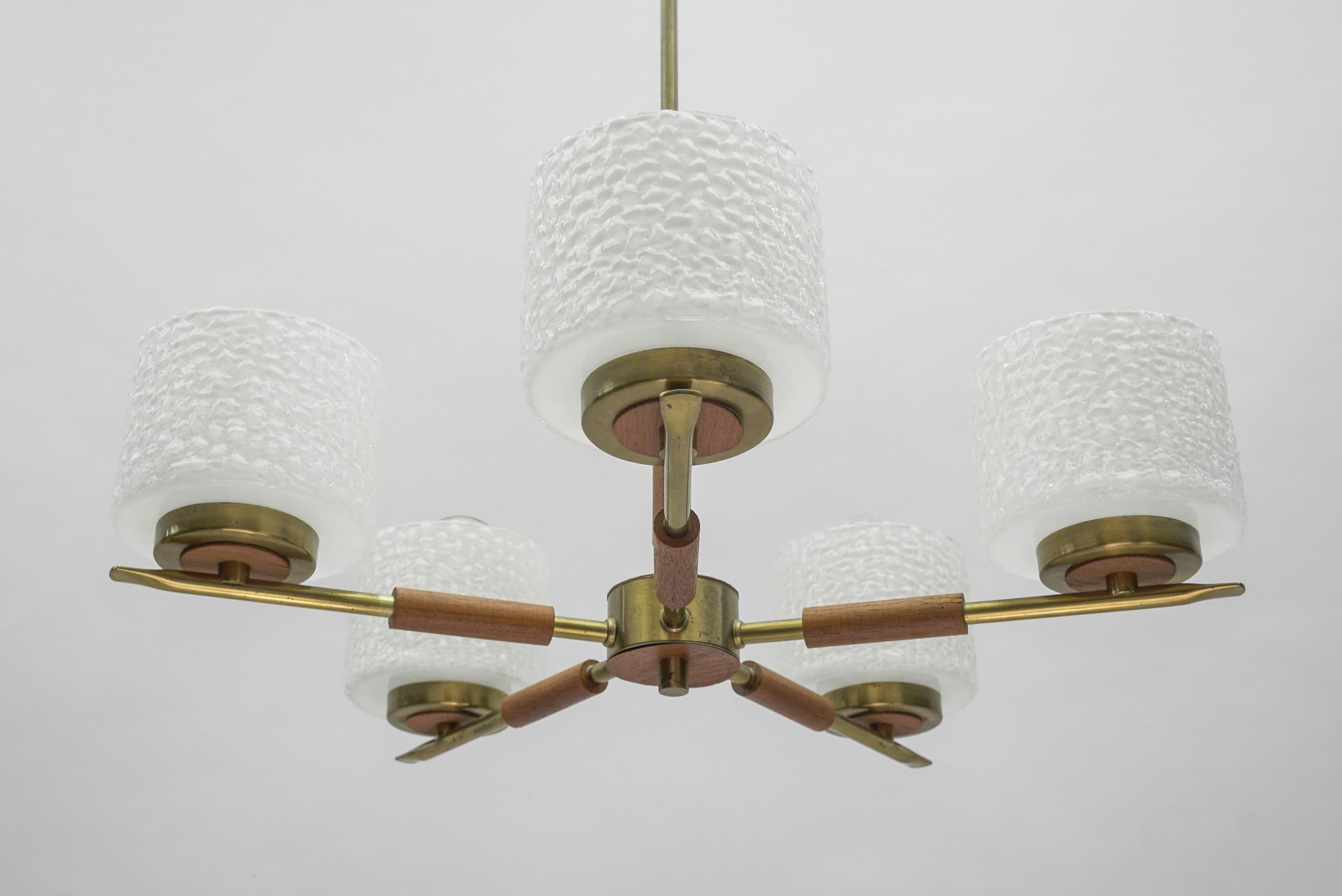 Metà XX secolo Rara lampada svedese in ottone con paralumi in vetro bianco, anni '60 in vendita