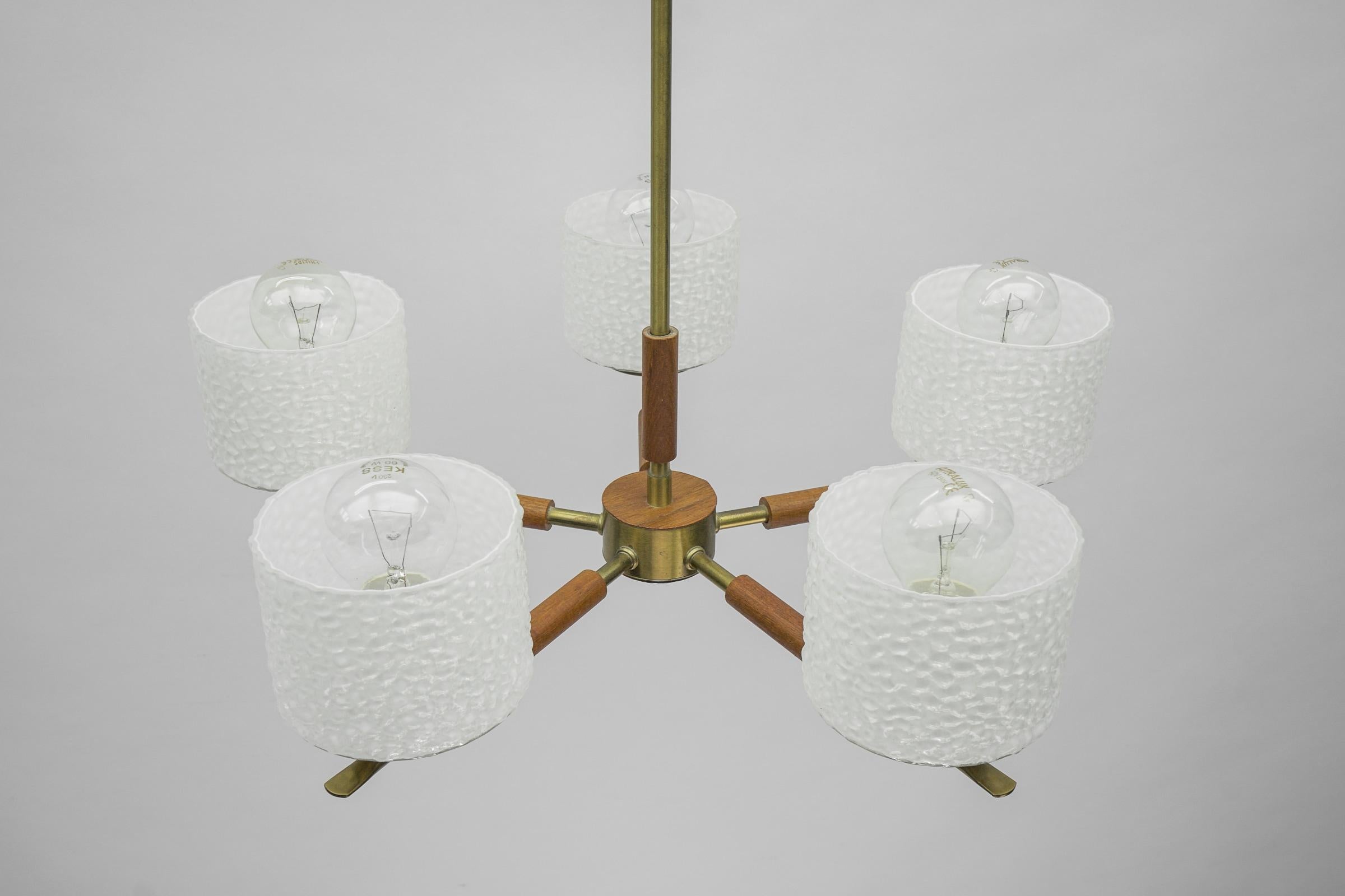 Metallo Rara lampada svedese in ottone con paralumi in vetro bianco, anni '60 in vendita