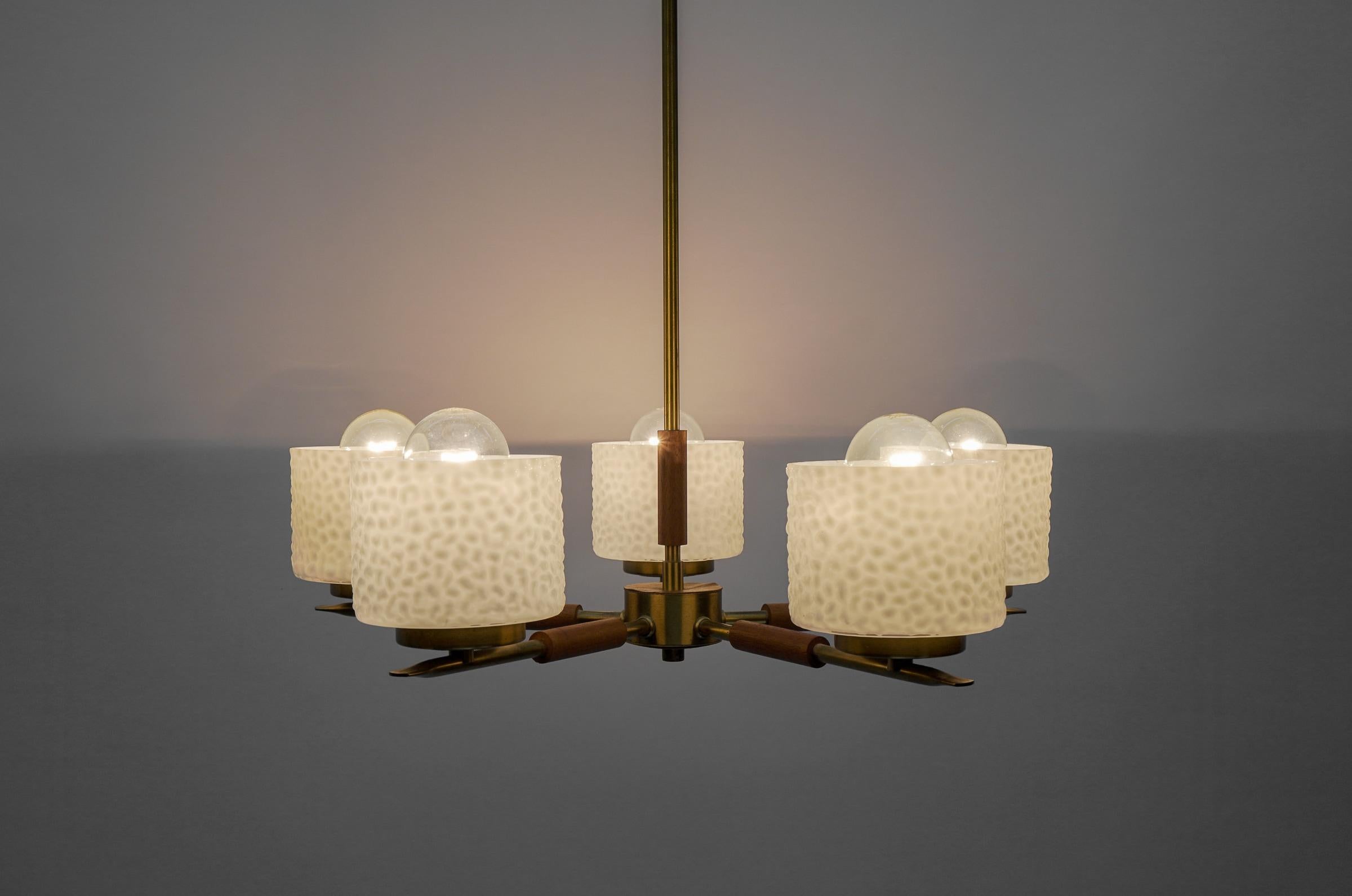 Rara lampada svedese in ottone con paralumi in vetro bianco, anni '60 in vendita 1
