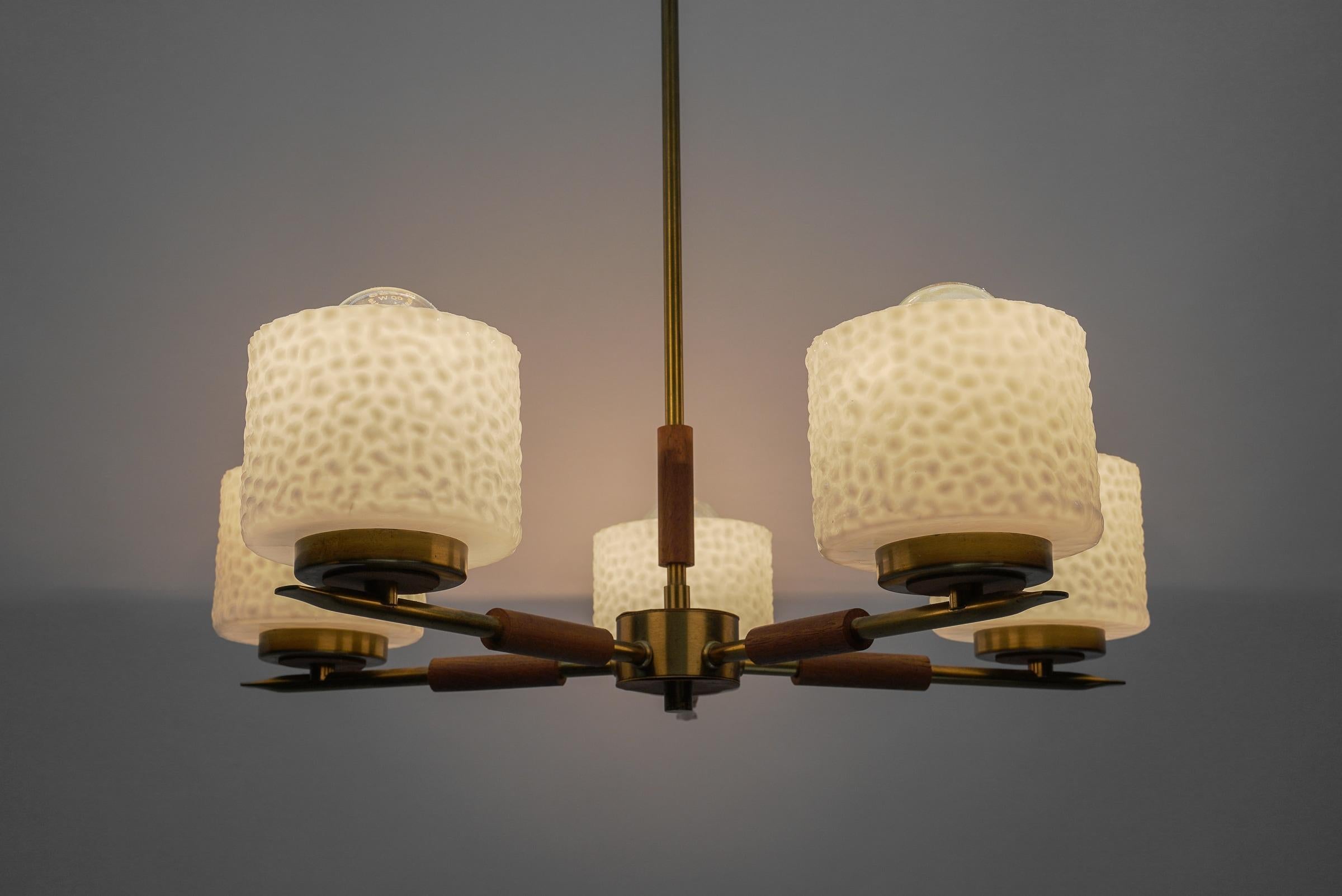 Rara lampada svedese in ottone con paralumi in vetro bianco, anni '60 in vendita 2
