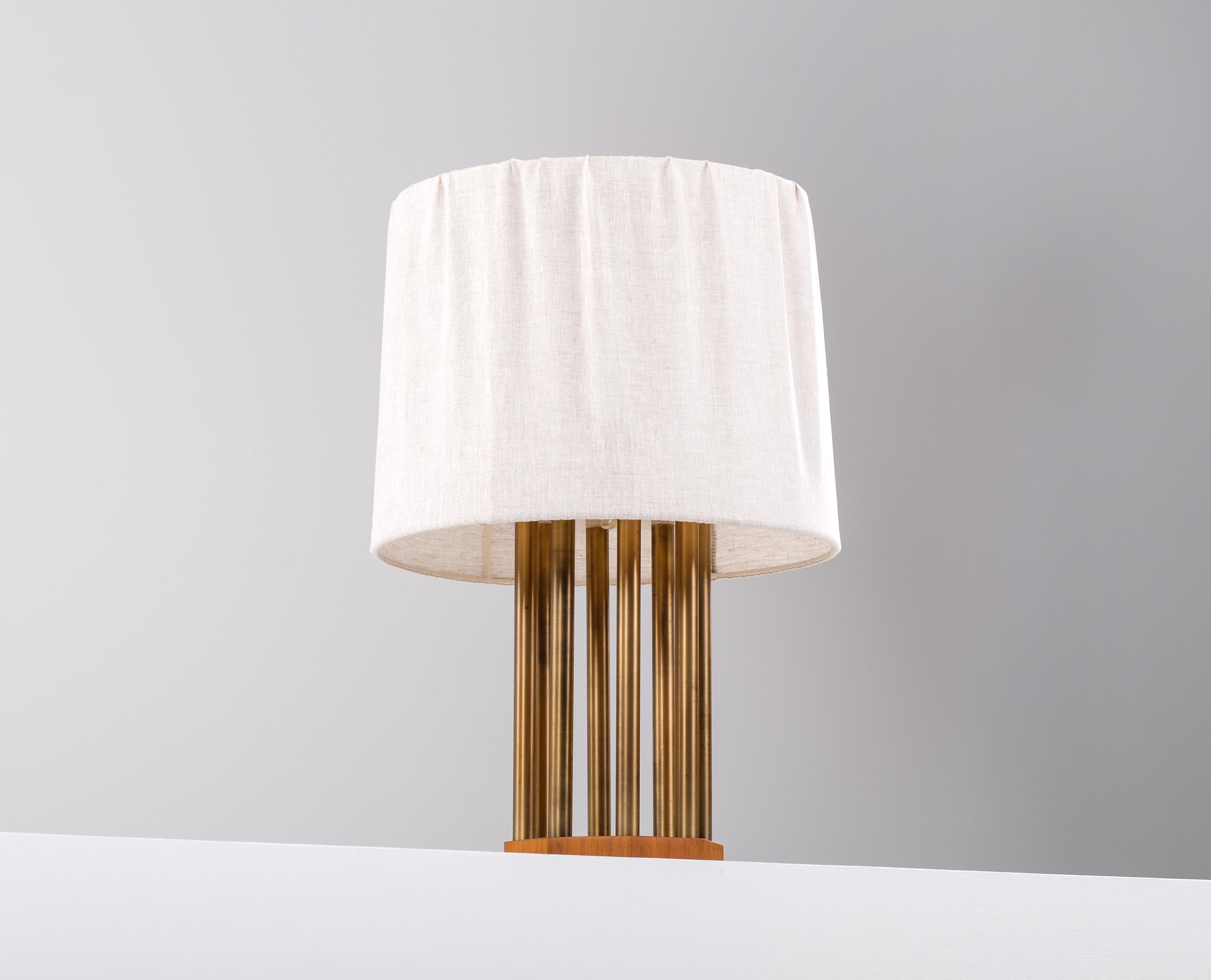 Rare table lamp in brass and teak produced in Sweden, 1950s.
