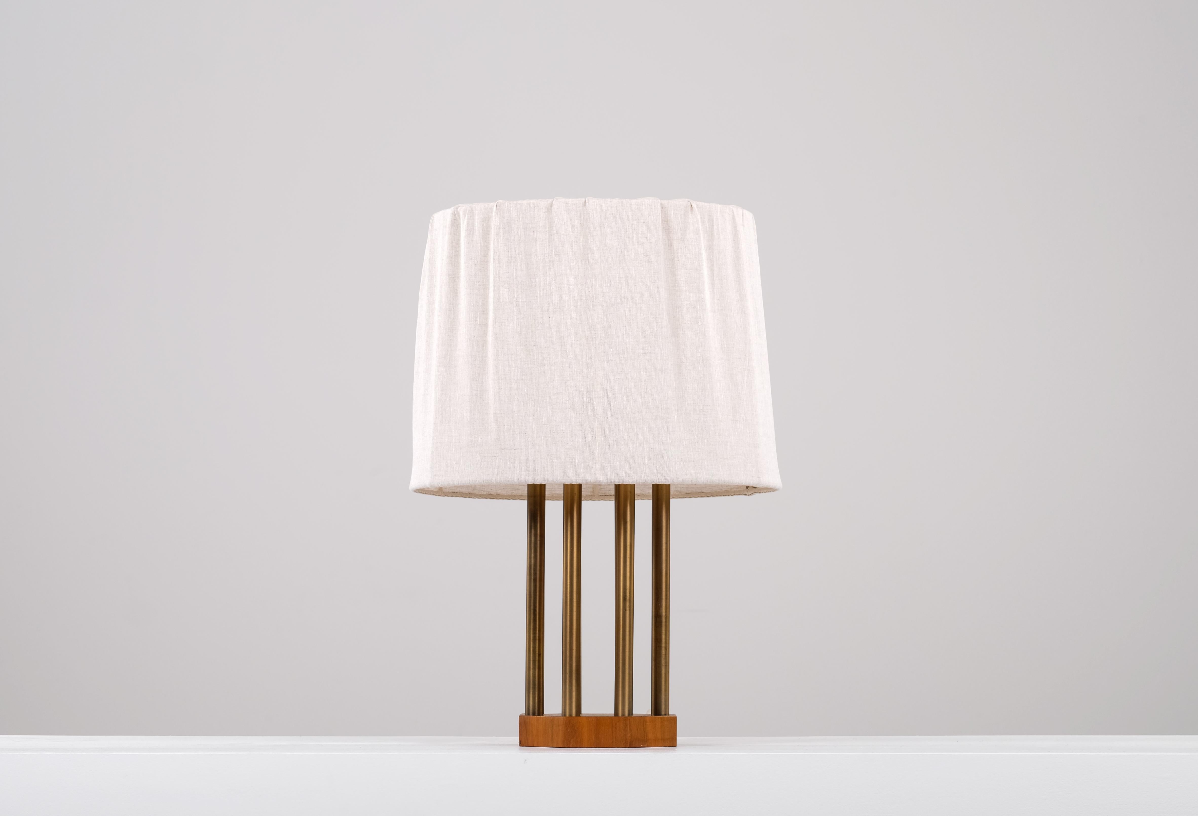 Milieu du XXe siècle Rare lampe de table suédoise en laiton, années 1950 en vente