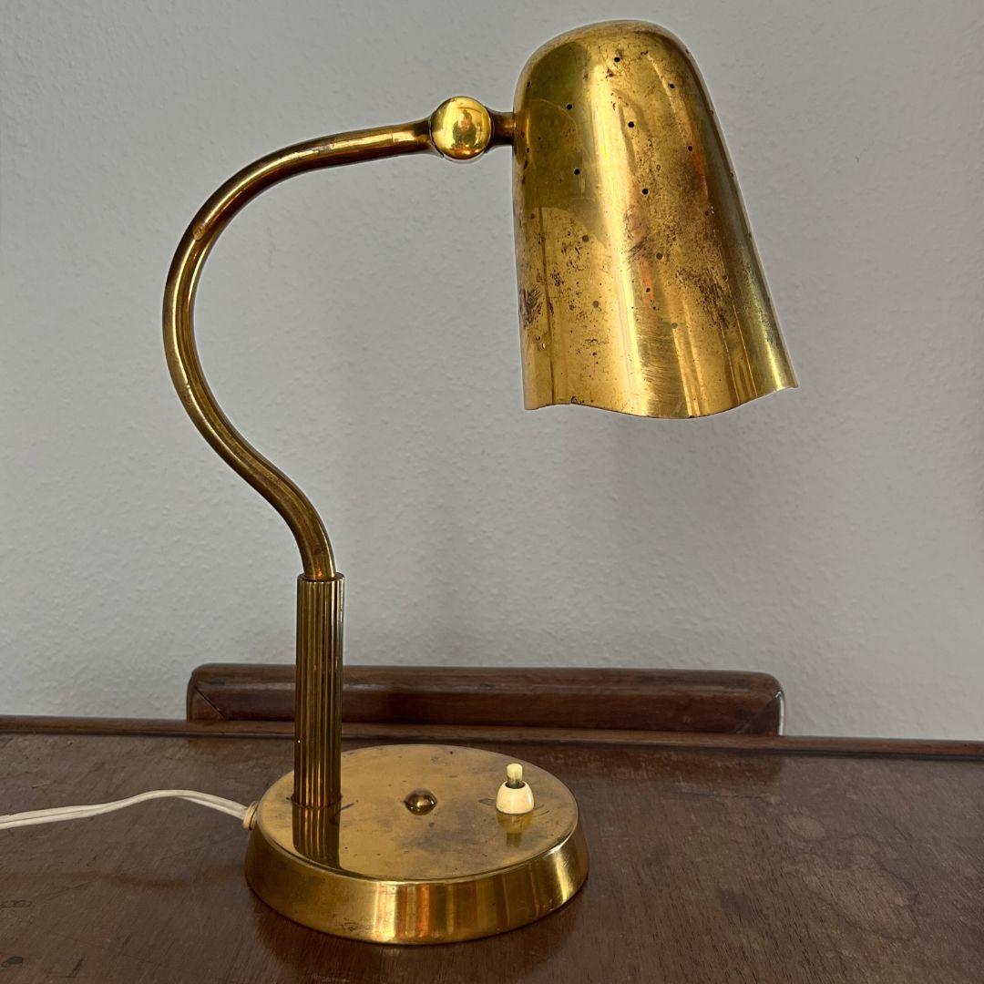 A rare Model 8508 table lamp by Boréns Borås, Sweden, made in the 1940s. This brass lamp features an adjustable hood with pinpoint perforations and is in excellent vintage condition, with beautiful patina.

It currently has its original cable and is