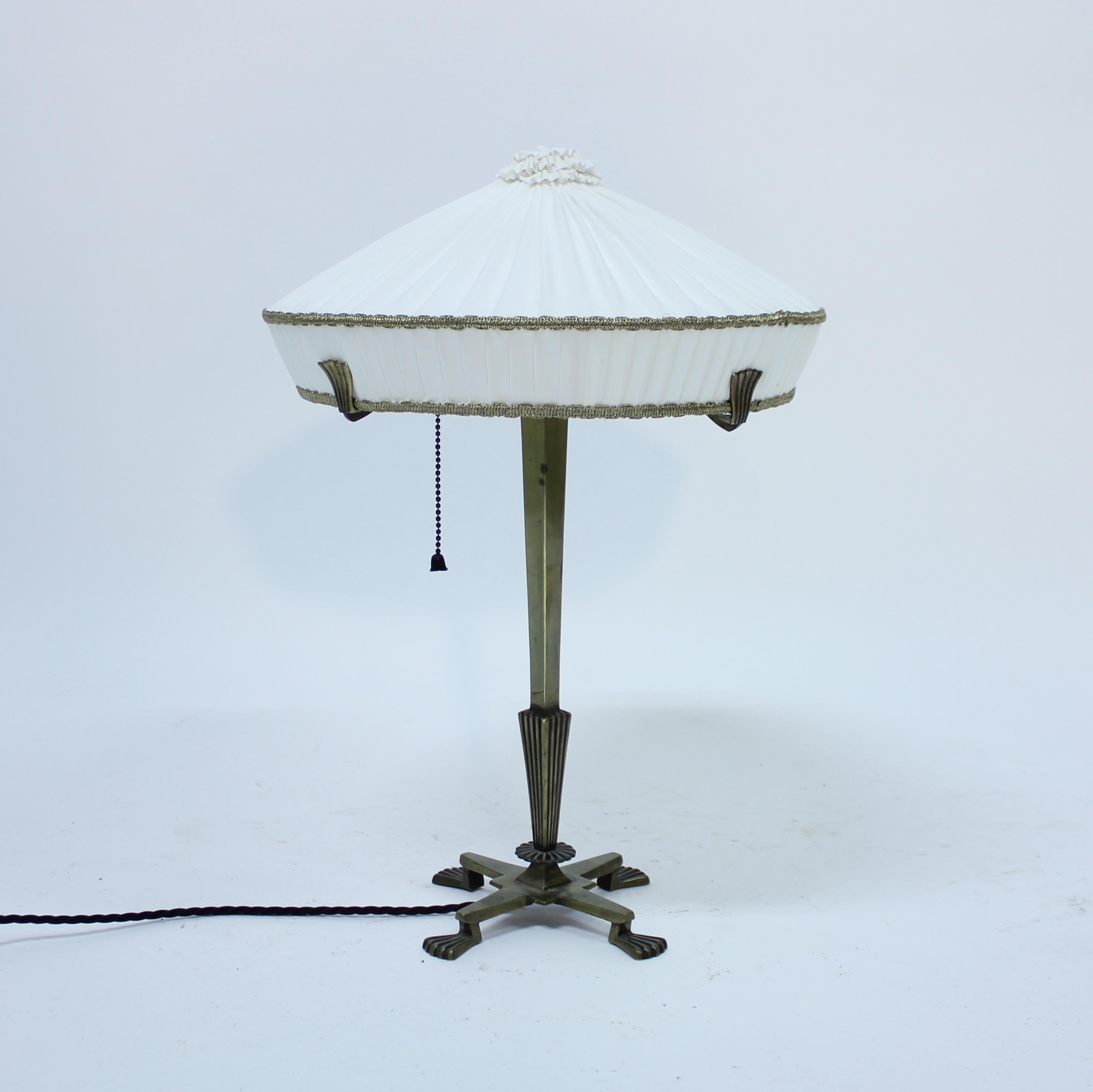 Rara lámpara de mesa sueca de latón de CG Hallberg, atribuida a Elis Bergh, años 20 Escandinavo moderno en venta