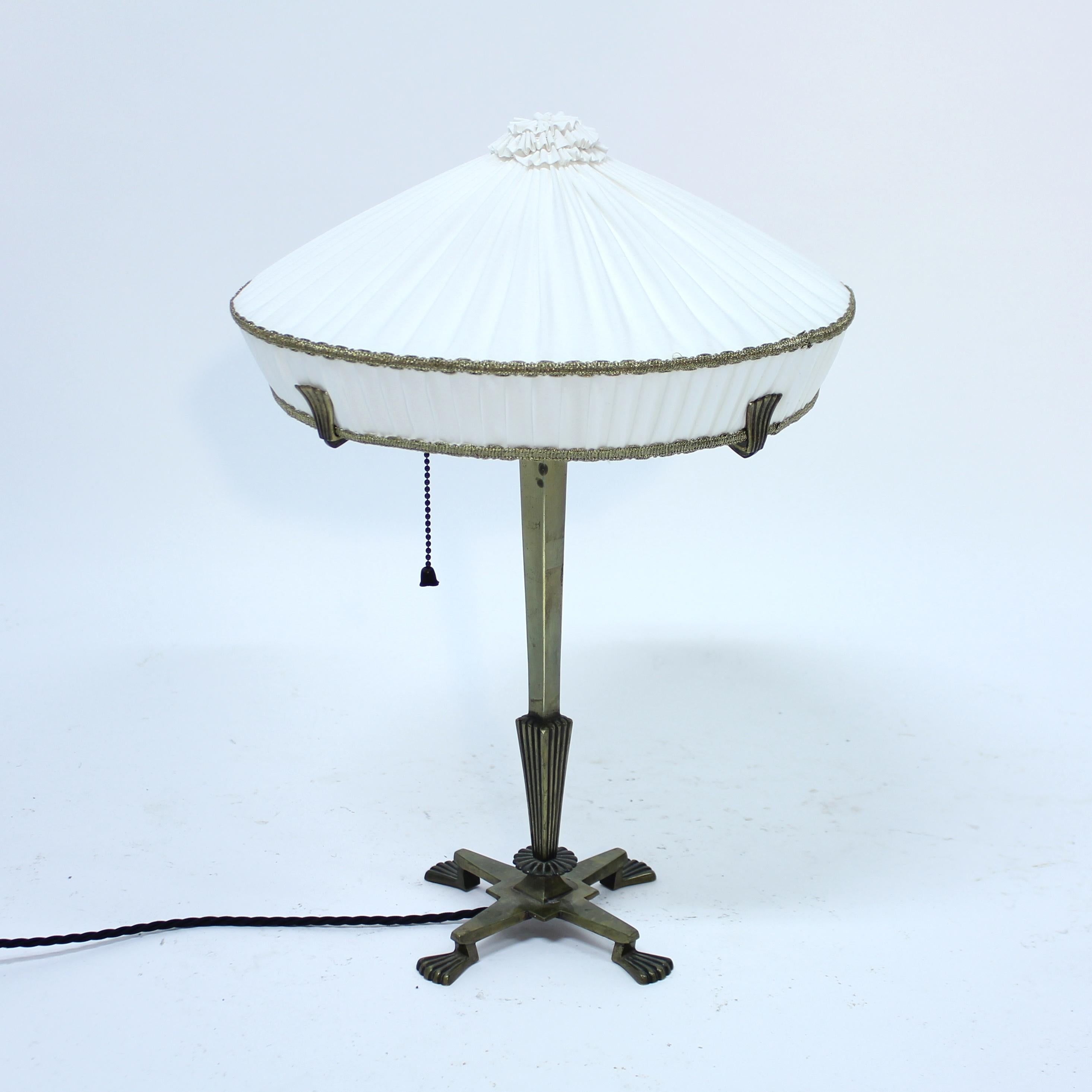 Rara lámpara de mesa sueca de latón de CG Hallberg, atribuida a Elis Bergh, años 20 Sueco en venta