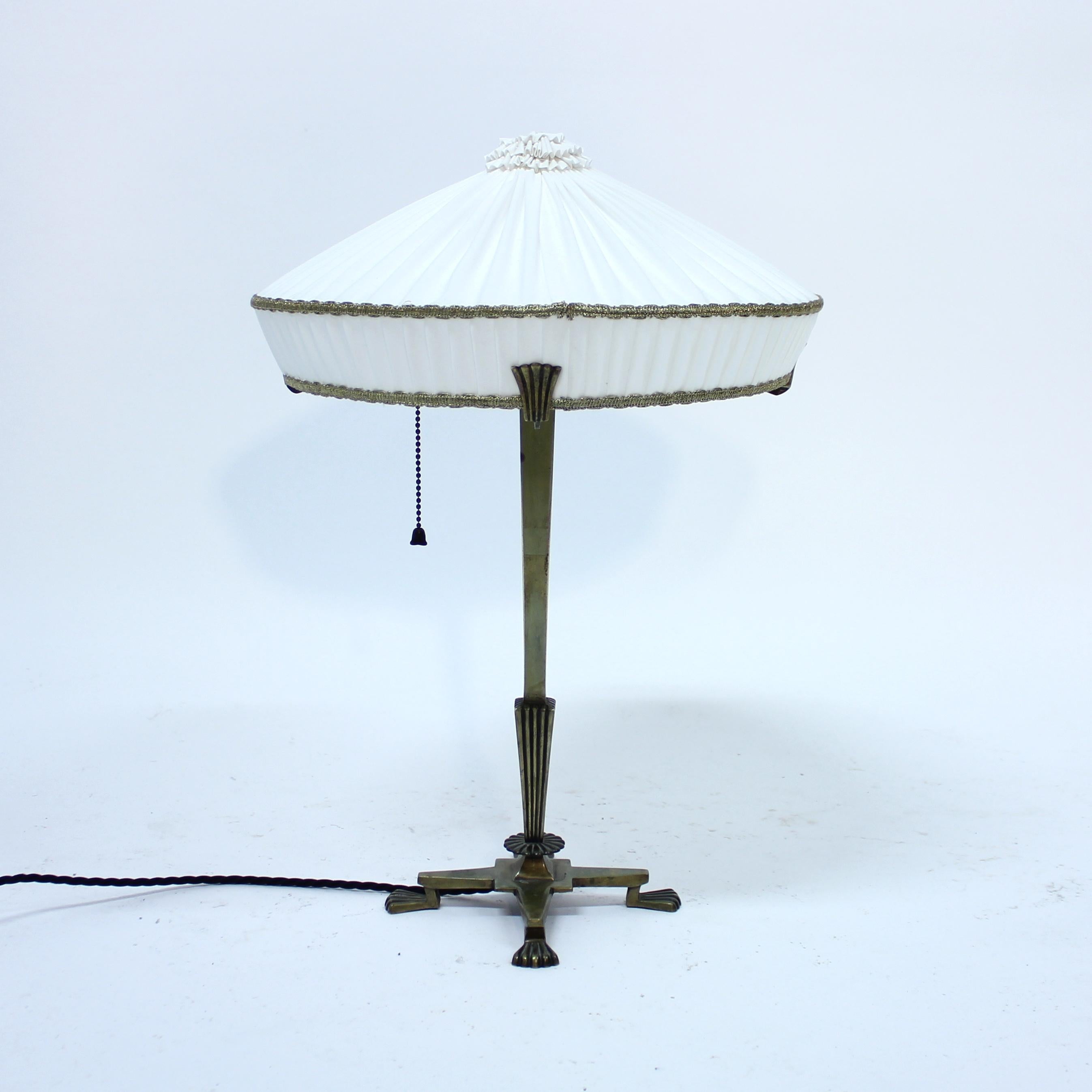 Rara lámpara de mesa sueca de latón de CG Hallberg, atribuida a Elis Bergh, años 20 en Bueno estado para la venta en Uppsala, SE