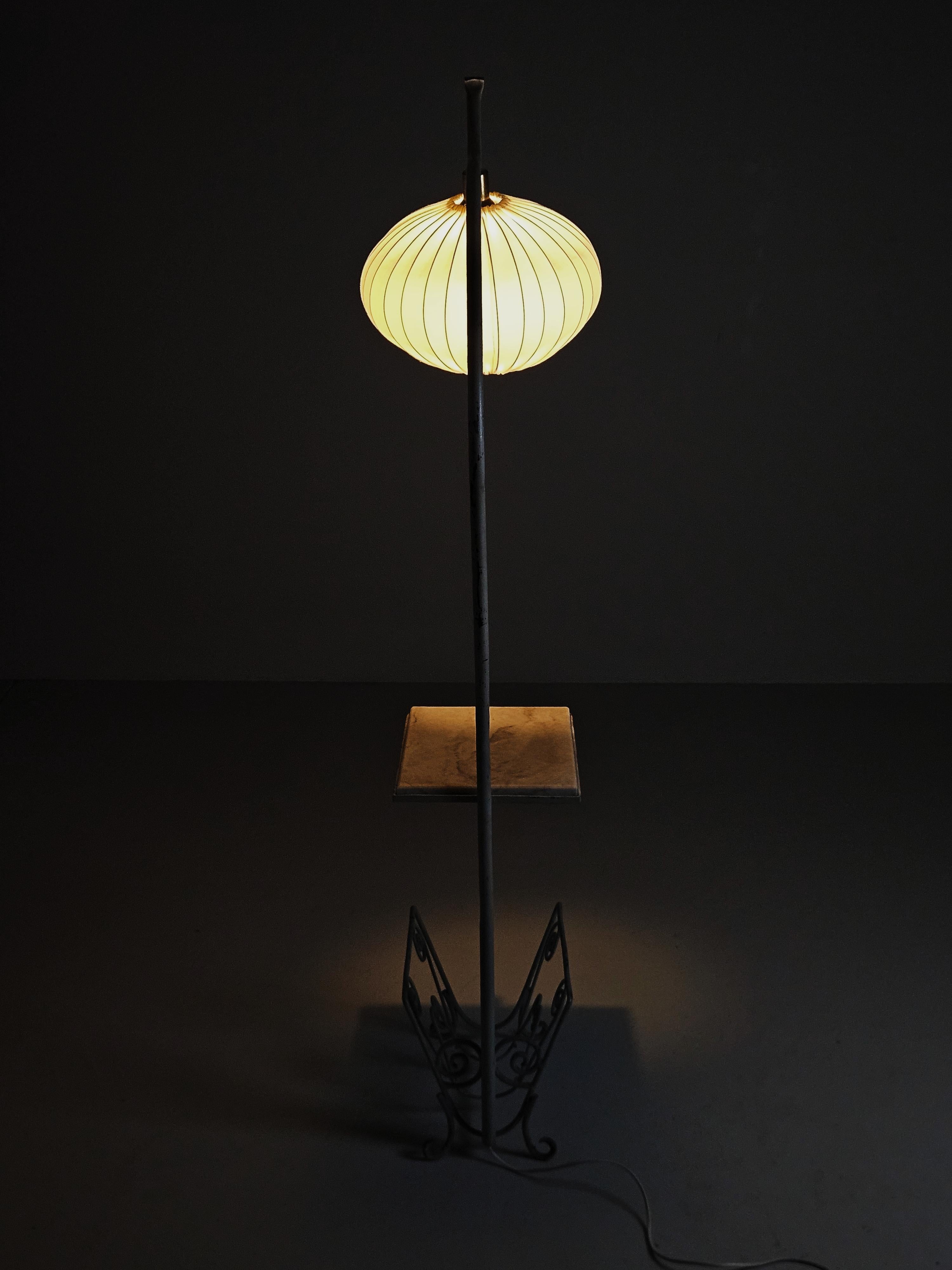 Rara lampada da terra di design svedese con tavolo e portariviste, anni '30 in vendita 3