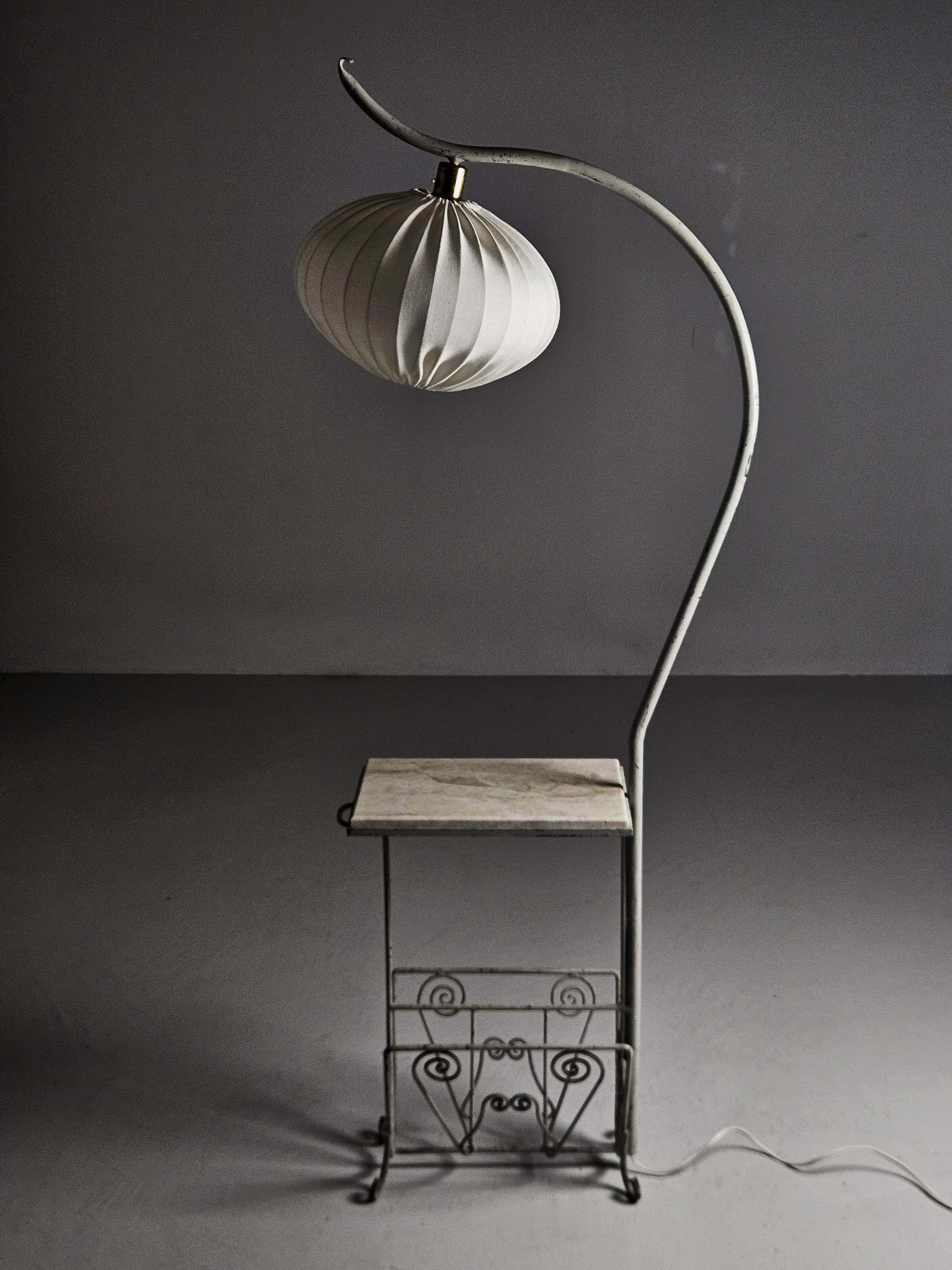 Bellissima lampada da terra moderna scandinava di un designer sconosciuto. Prodotto in Svezia negli anni '30. 

Forma organica con un bellissimo tavolo in pietra e un portariviste decorativo sul fondo. 