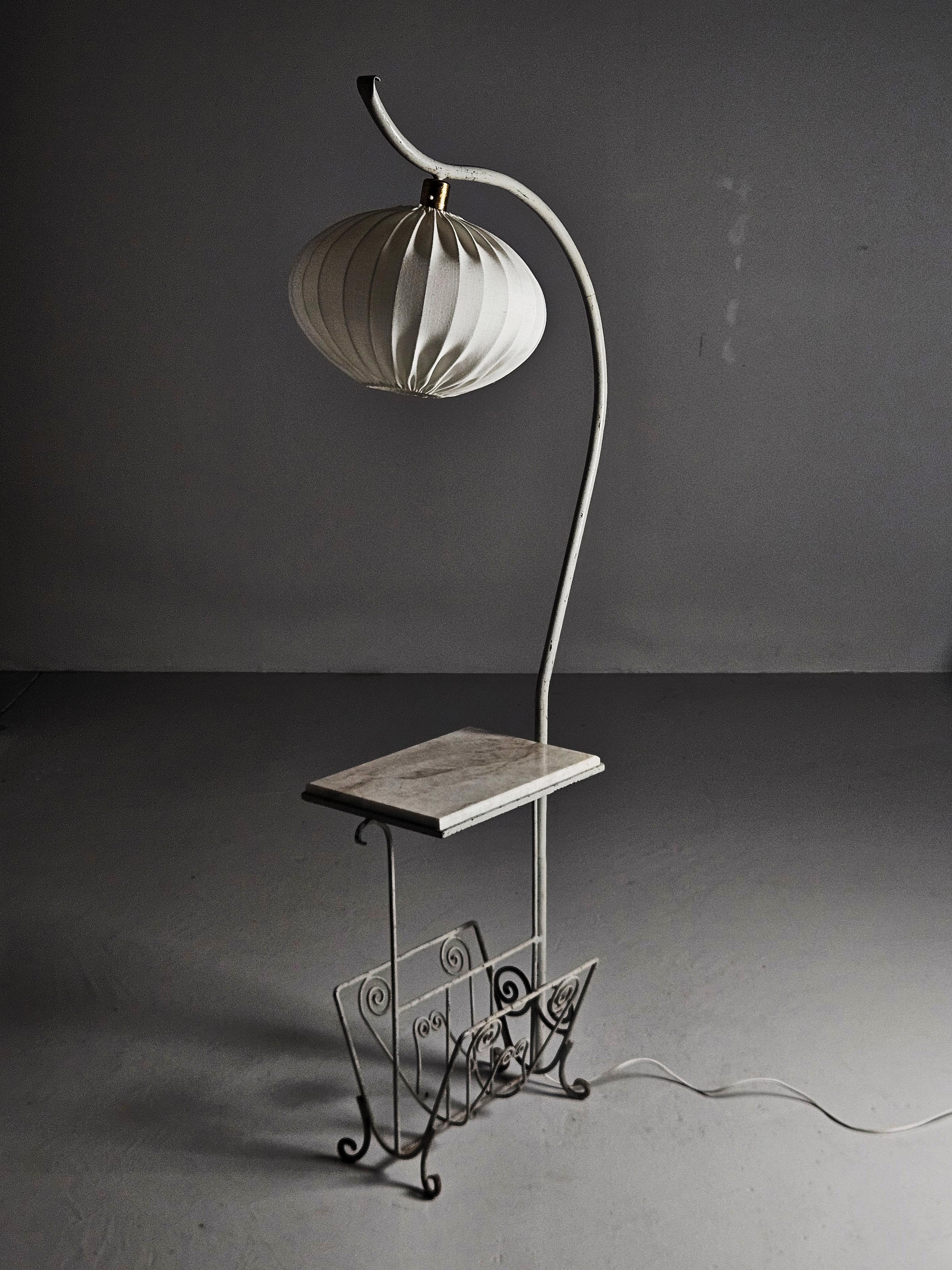 Scandinavo moderno Rara lampada da terra di design svedese con tavolo e portariviste, anni '30 in vendita