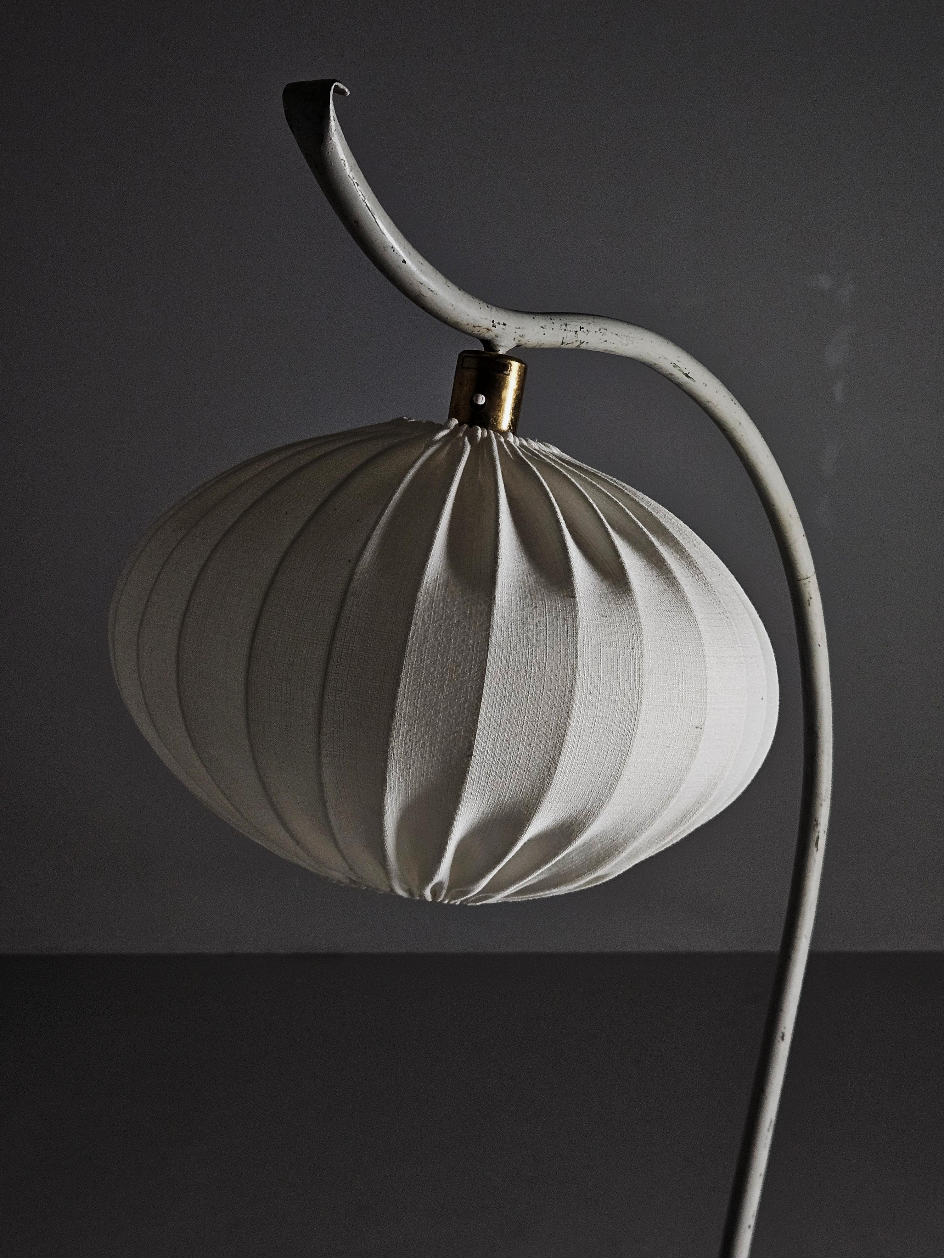Svedese Rara lampada da terra di design svedese con tavolo e portariviste, anni '30 in vendita
