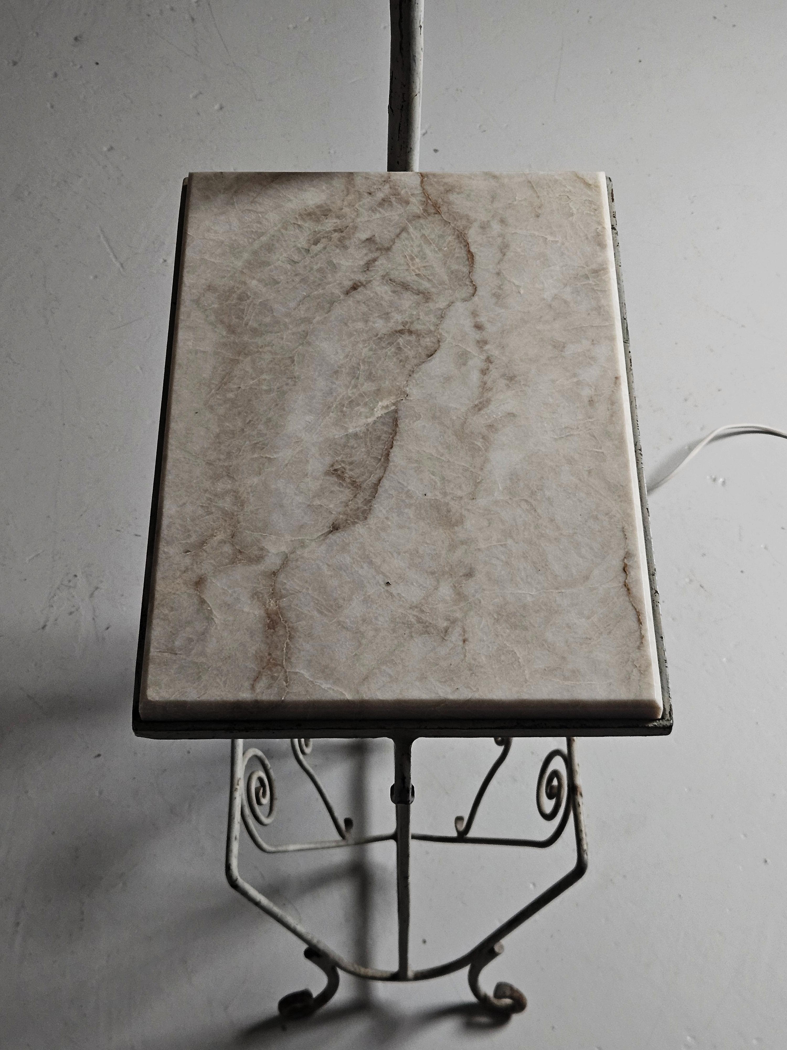 Rara lampada da terra di design svedese con tavolo e portariviste, anni '30 In condizioni buone in vendita a Eskilstuna, SE