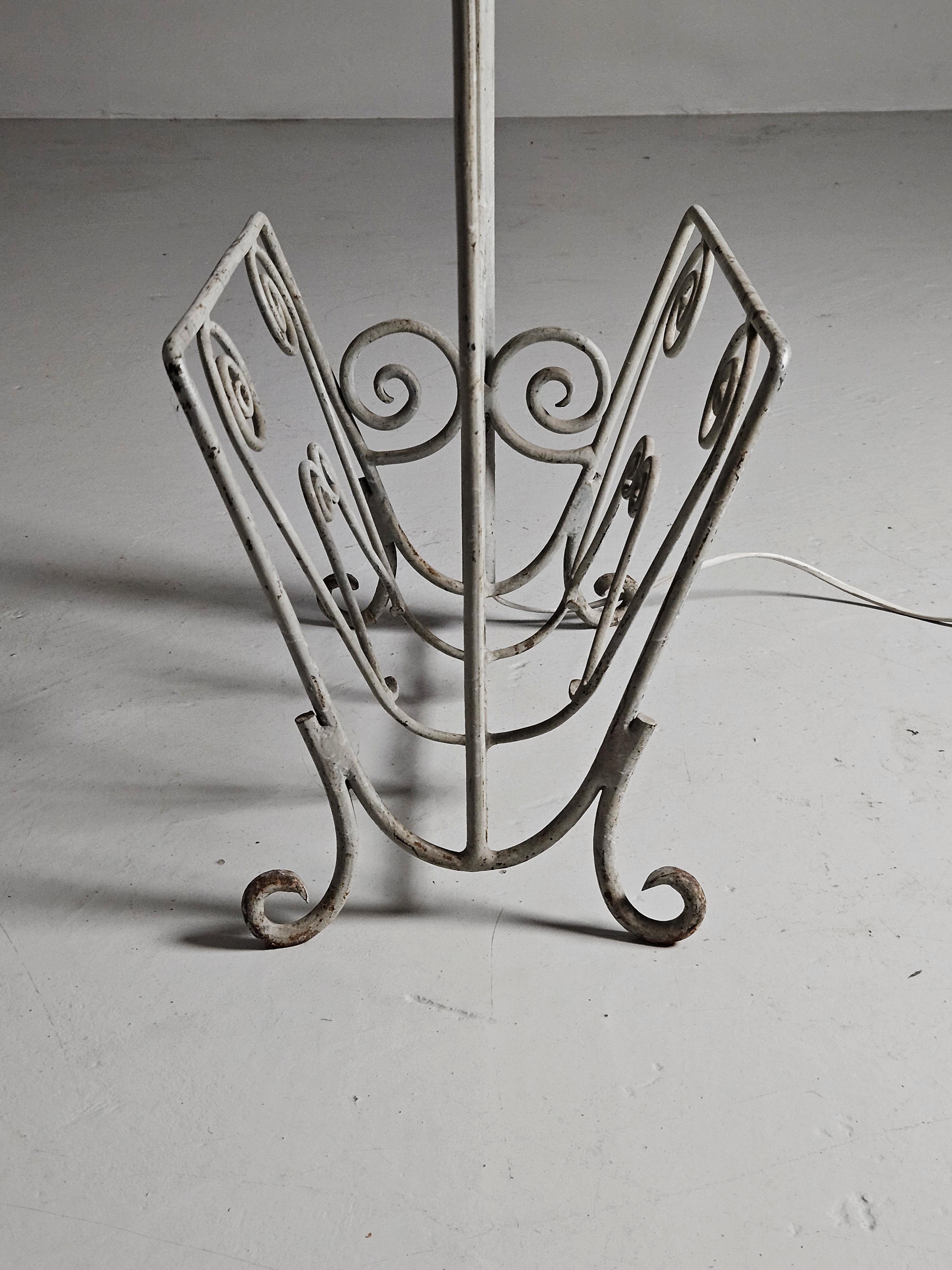 XX secolo Rara lampada da terra di design svedese con tavolo e portariviste, anni '30 in vendita
