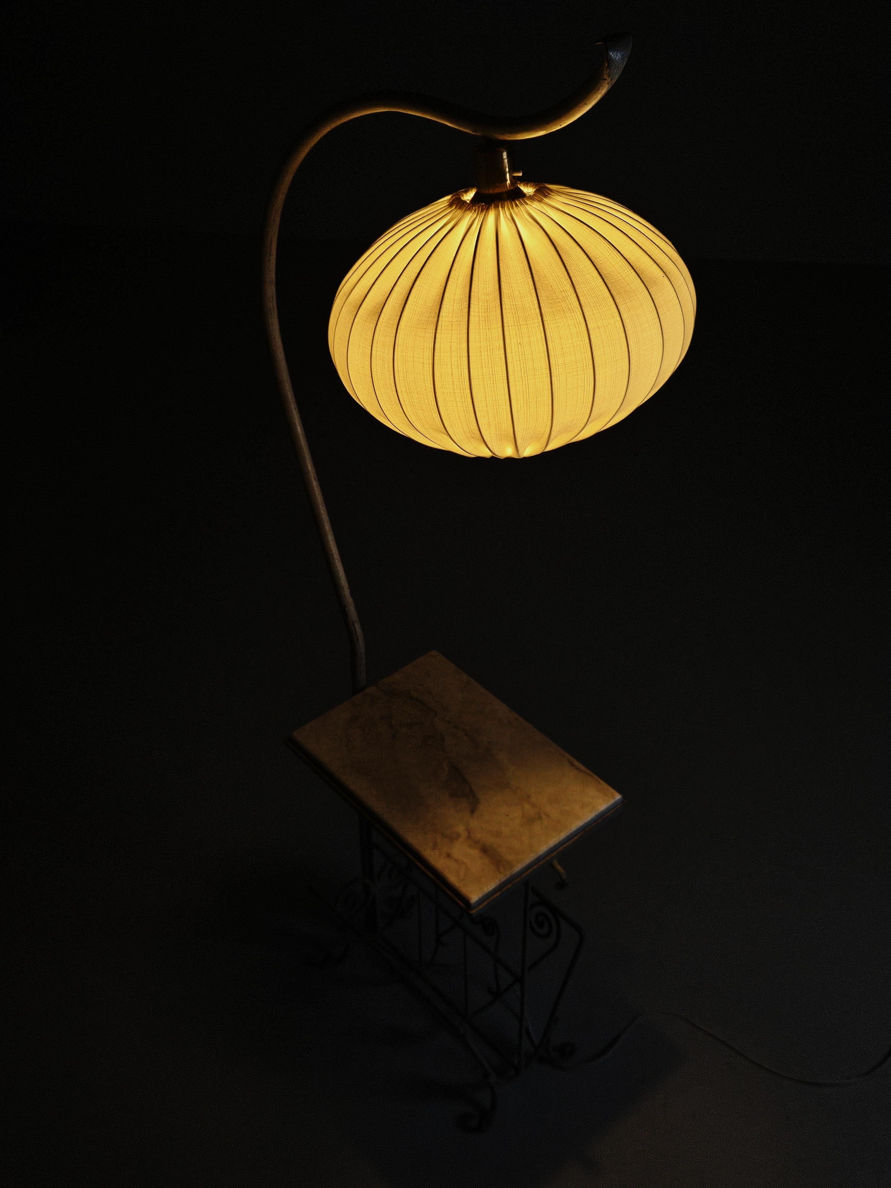 Ottone Rara lampada da terra di design svedese con tavolo e portariviste, anni '30 in vendita