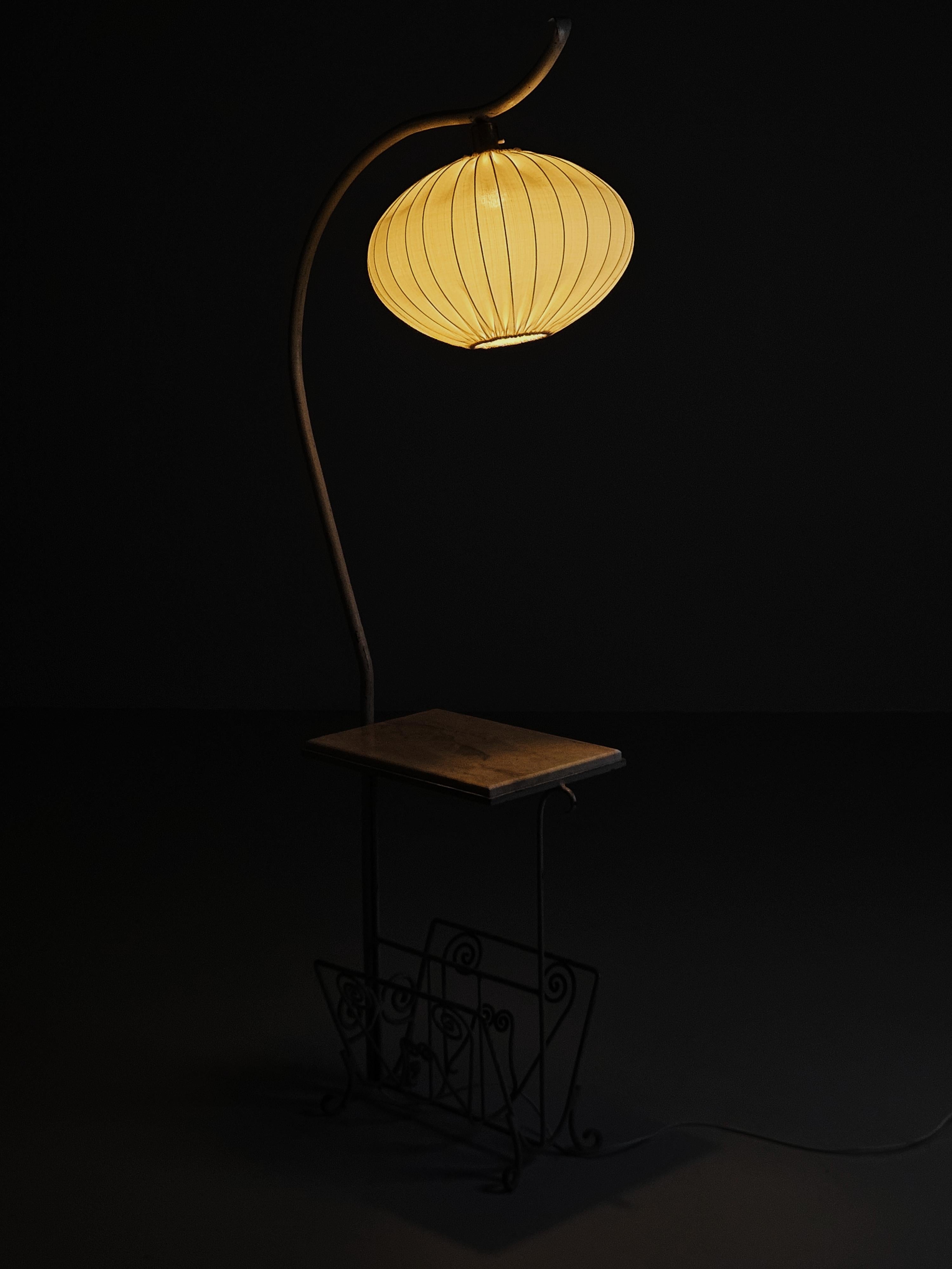Rara lampada da terra di design svedese con tavolo e portariviste, anni '30 in vendita 1