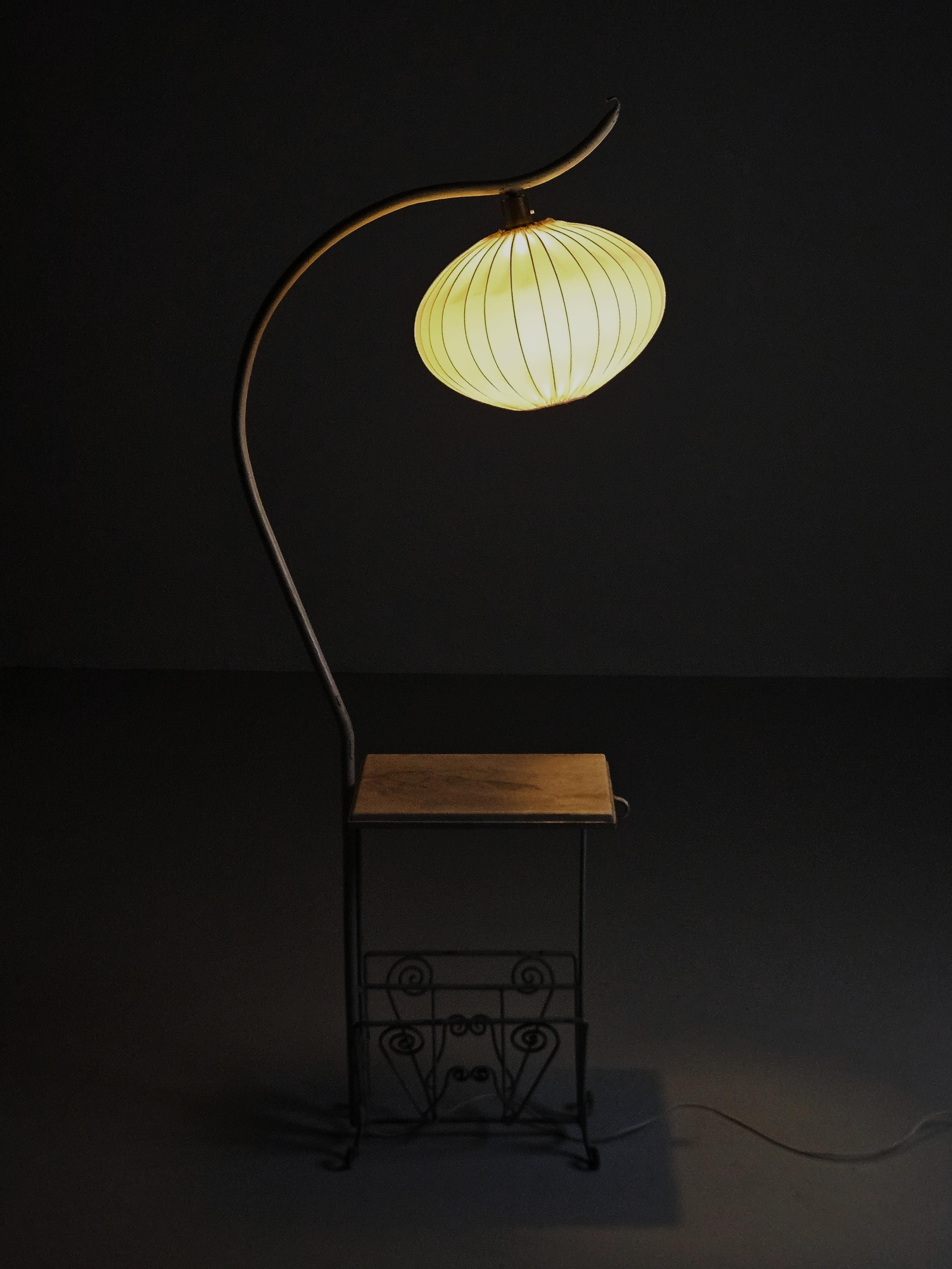 Rara lampada da terra di design svedese con tavolo e portariviste, anni '30 in vendita 2