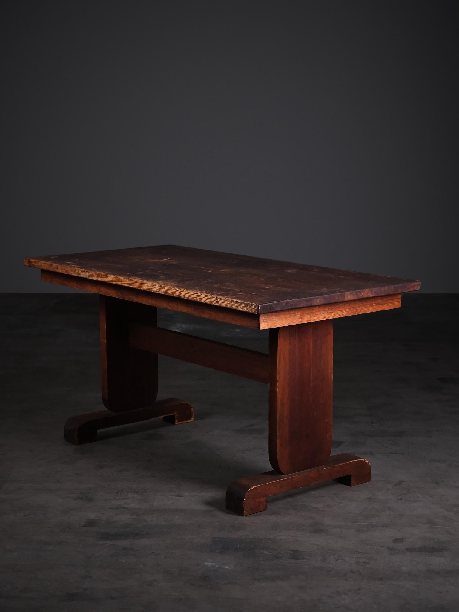 Rara mesa de comedor fabricada en Suecia en la década de 1930, atribuida a un fabricante desconocido.

Hecha de pino macizo, la mesa presenta una pátina cálida y envejecida y una construcción bellamente honesta, que refleja la elegancia rústica del